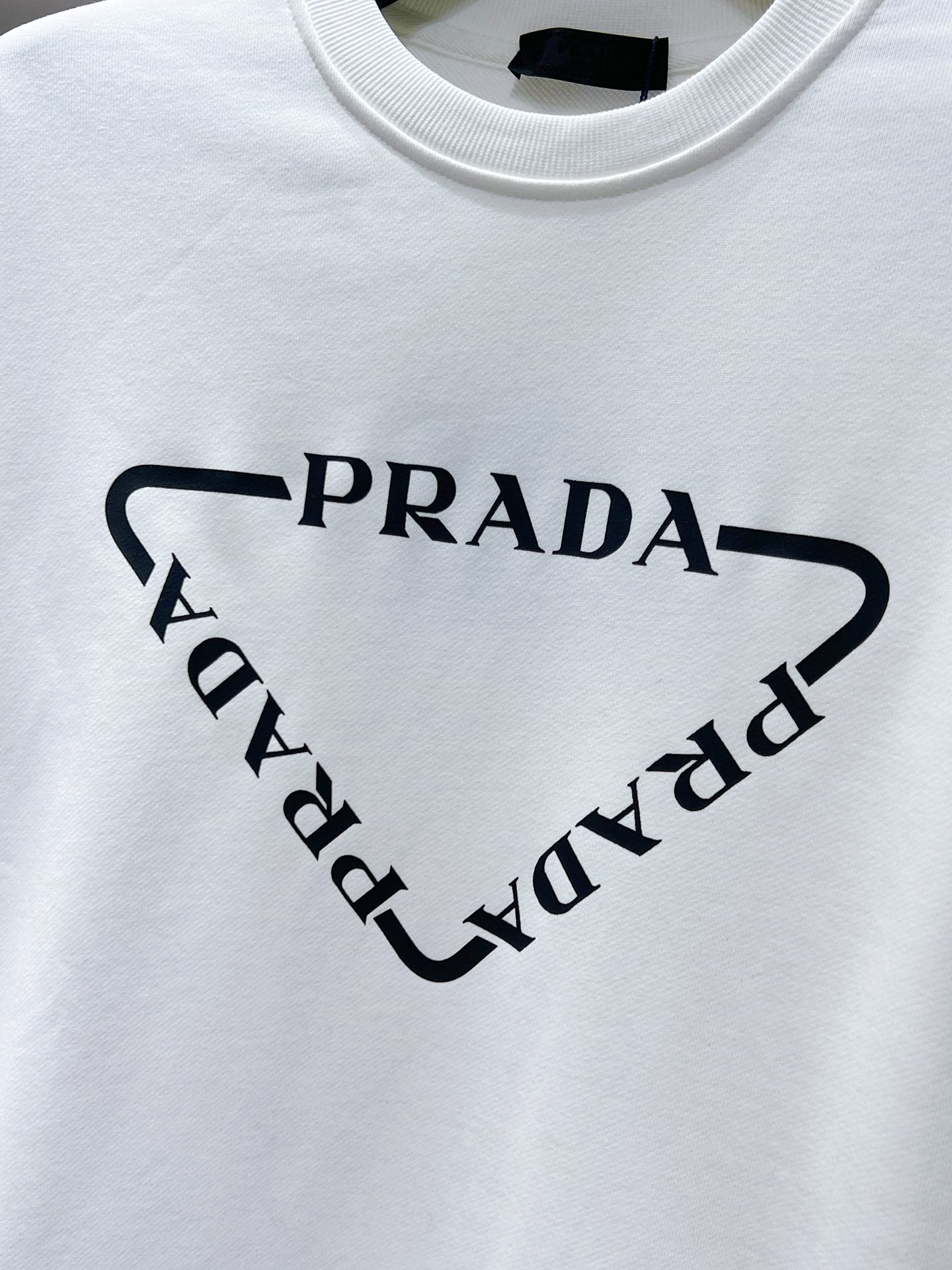 P105  普拉达  Prada  2025ss新款 长袖 圆领 卫衣，高端版本！专柜定制面料 透气舒适度高，细节无可挑剔，品牌元素设计理念，体现高品质。手感细腻柔软！呈现休闲裁剪，上身版型超赞！🐉码数： XS S M L 