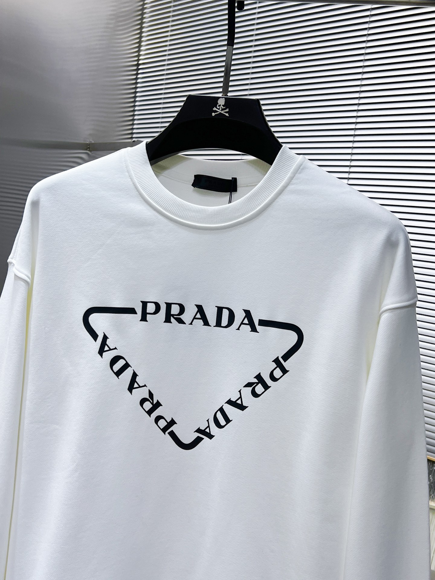P105  普拉达  Prada  2025ss新款 长袖 圆领 卫衣，高端版本！专柜定制面料 透气舒适度高，细节无可挑剔，品牌元素设计理念，体现高品质。手感细腻柔软！呈现休闲裁剪，上身版型超赞！🐉码数： XS S M L 