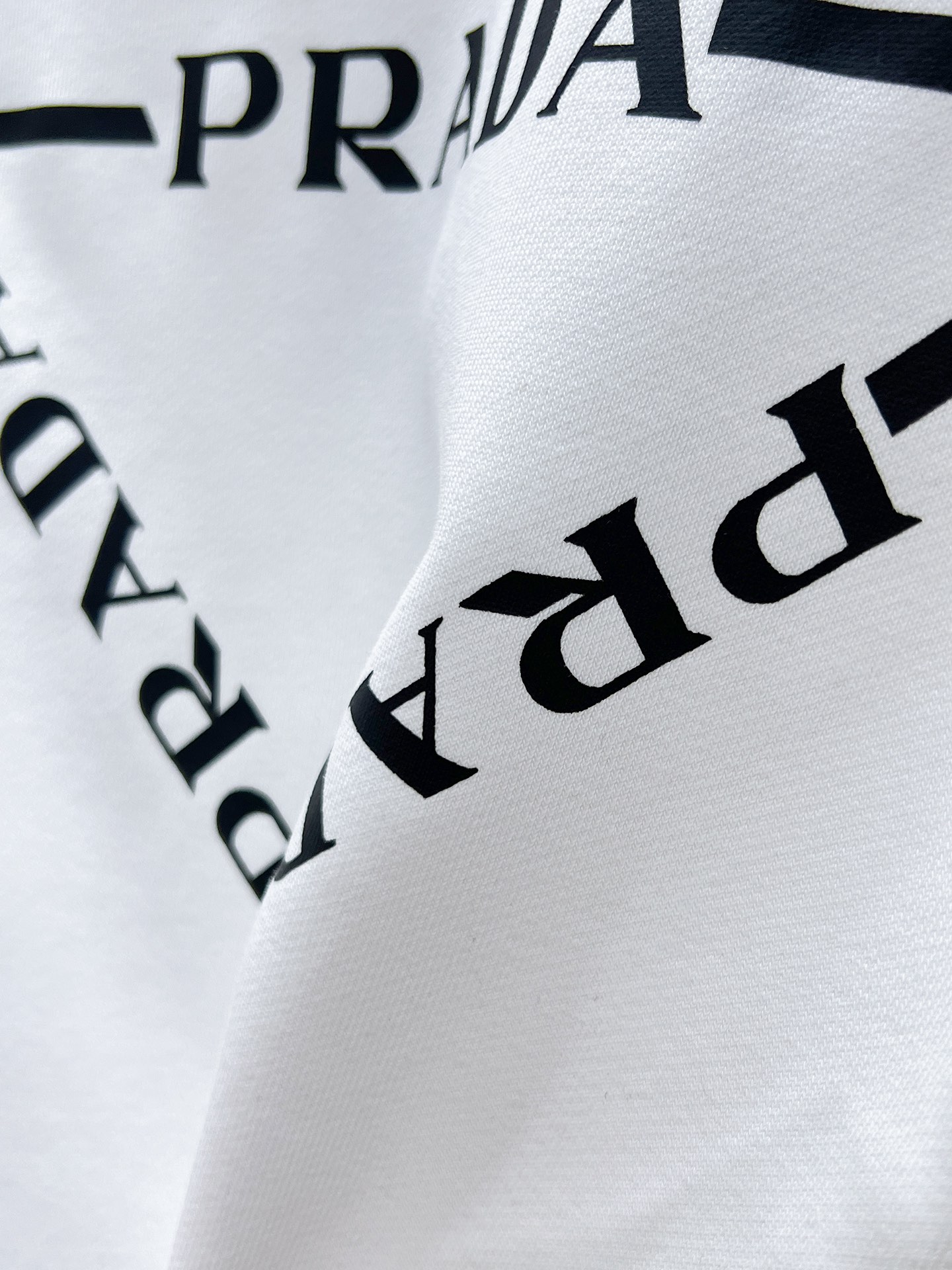 P105  普拉达  Prada  2025ss新款 长袖 圆领 卫衣，高端版本！专柜定制面料 透气舒适度高，细节无可挑剔，品牌元素设计理念，体现高品质。手感细腻柔软！呈现休闲裁剪，上身版型超赞！🐉码数： XS S M L 