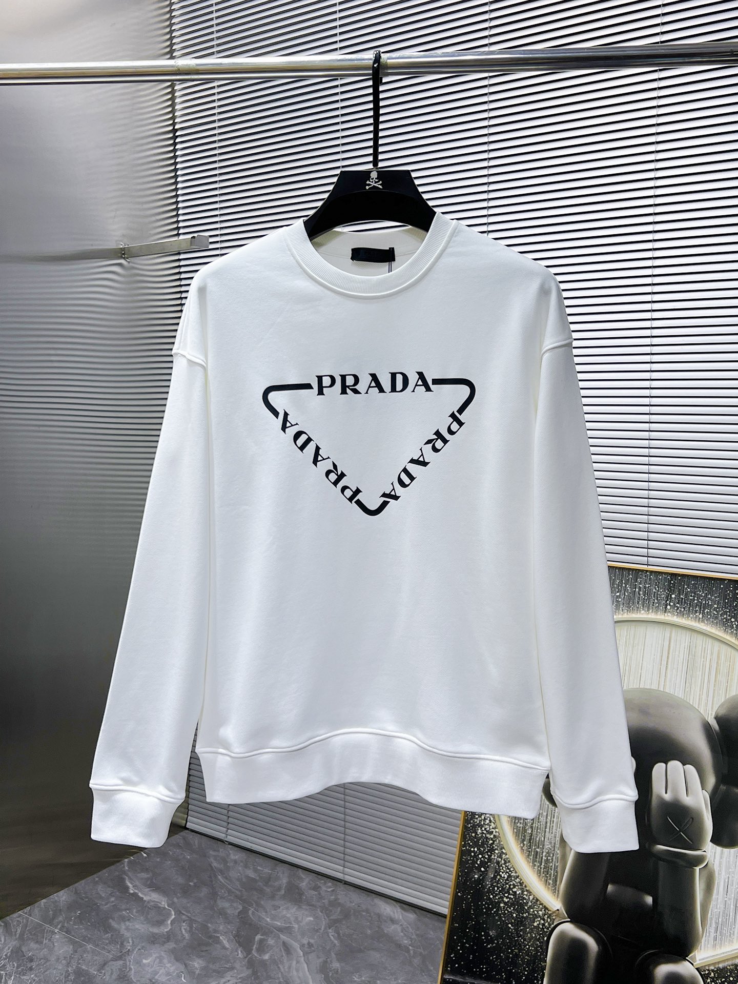 P105  普拉达  Prada  2025ss新款 长袖 圆领 卫衣，高端版本！专柜定制面料 透气舒适度高，细节无可挑剔，品牌元素设计理念，体现高品质。手感细腻柔软！呈现休闲裁剪，上身版型超赞！🐉码数： XS S M L 