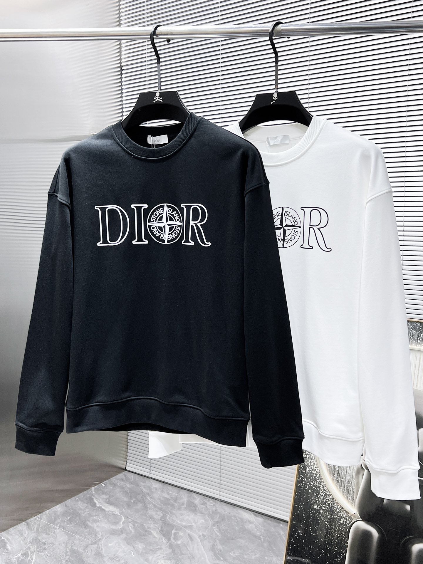 P105 迪奥  Dior  2025ss新款 长袖 圆领 卫衣，高端版本！专柜定制面料 透气舒适度高，细节无可挑剔，品牌元素设计理念，体现高品质。手感细腻柔软！呈现休闲裁剪，上身版型超赞！🐉码数：XS S M L 