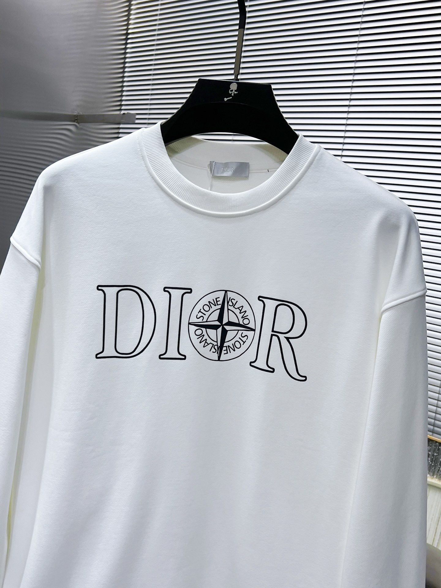 P105 迪奥  Dior  2025ss新款 长袖 圆领 卫衣，高端版本！专柜定制面料 透气舒适度高，细节无可挑剔，品牌元素设计理念，体现高品质。手感细腻柔软！呈现休闲裁剪，上身版型超赞！🐉码数：XS S M L 