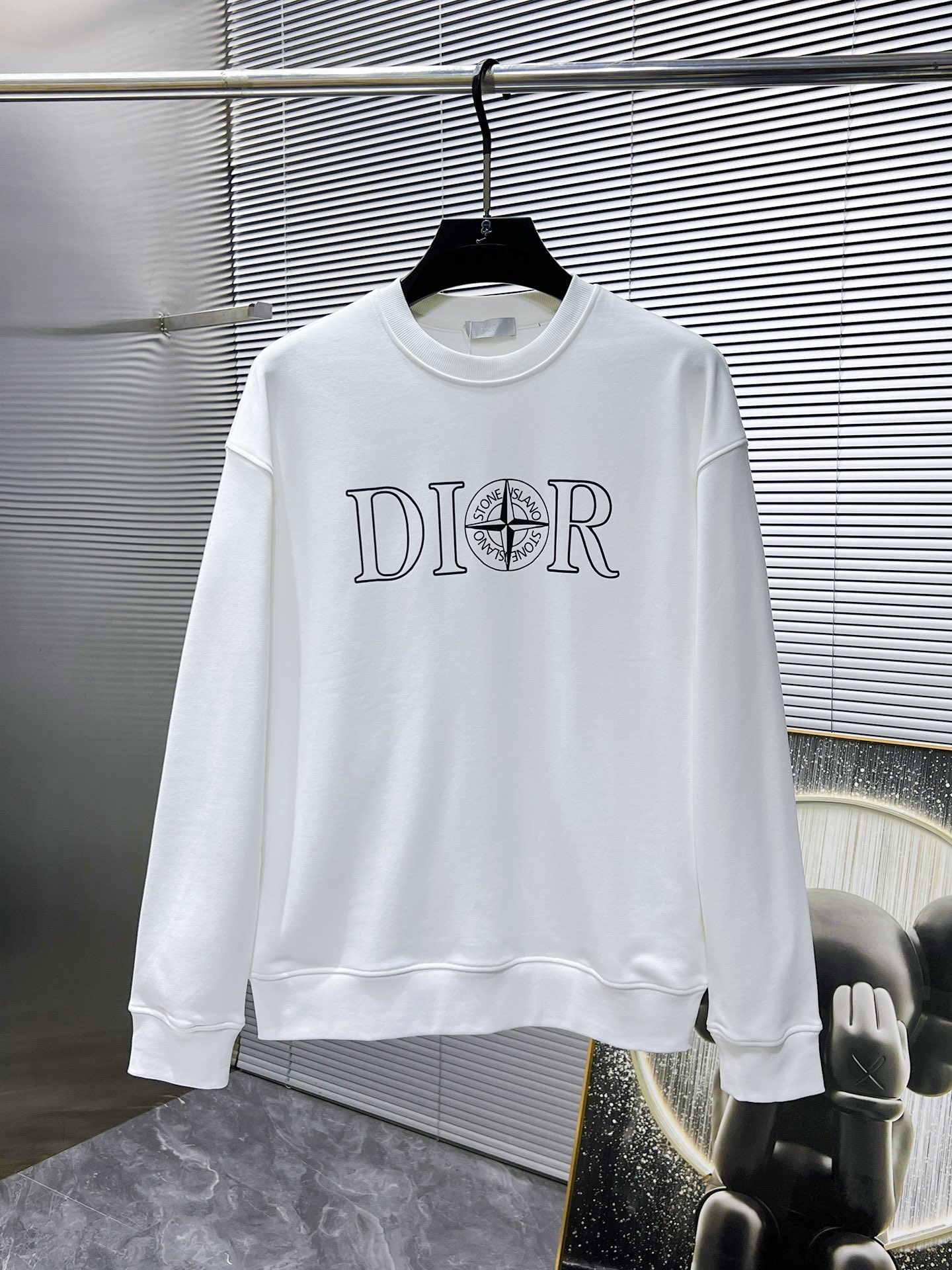 P105 迪奥  Dior  2025ss新款 长袖 圆领 卫衣，高端版本！专柜定制面料 透气舒适度高，细节无可挑剔，品牌元素设计理念，体现高品质。手感细腻柔软！呈现休闲裁剪，上身版型超赞！🐉码数：XS S M L 