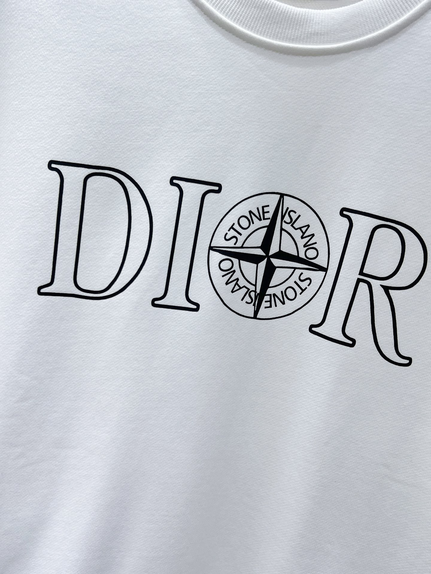 P105 迪奥  Dior  2025ss新款 长袖 圆领 卫衣，高端版本！专柜定制面料 透气舒适度高，细节无可挑剔，品牌元素设计理念，体现高品质。手感细腻柔软！呈现休闲裁剪，上身版型超赞！🐉码数：XS S M L 