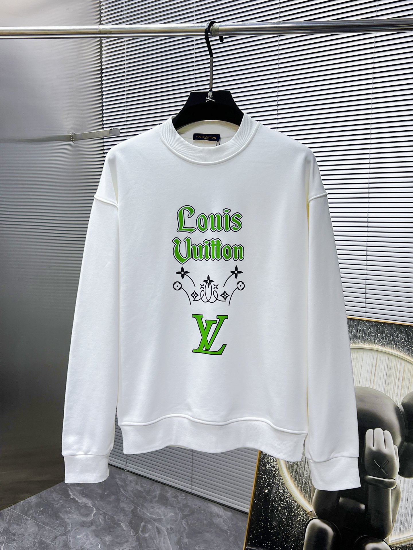 P105  路易威登  LV   2025ss早秋新款 长袖 圆领 卫衣，高端版本！专柜定制面料 透气舒适度高，细节无可挑剔，品牌元素设计理念，体现高品质。手感细腻柔软！呈现休闲裁剪，上身版型超赞！🐉码数：XS S M L