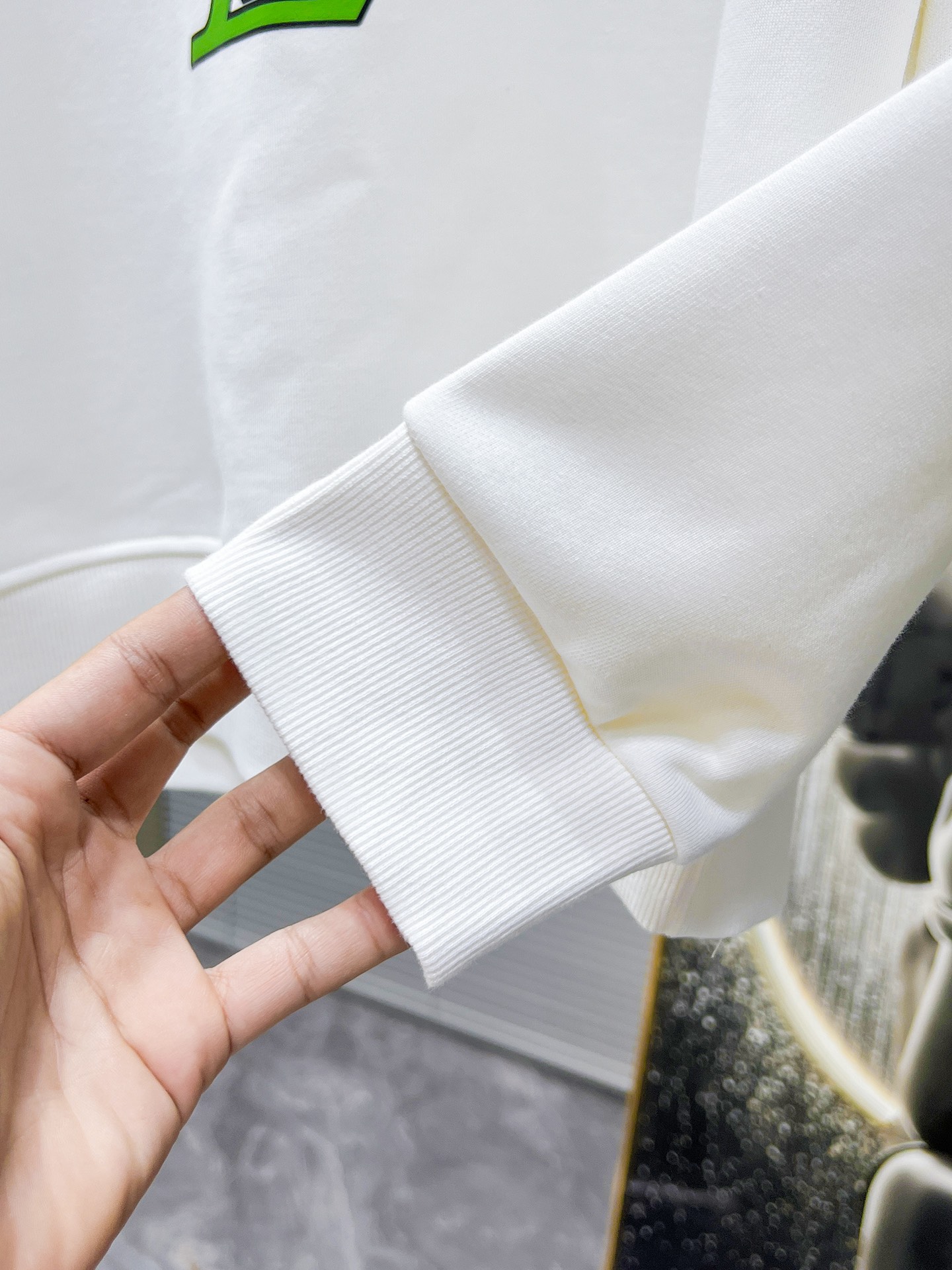 P105  路易威登  LV   2025ss早秋新款 长袖 圆领 卫衣，高端版本！专柜定制面料 透气舒适度高，细节无可挑剔，品牌元素设计理念，体现高品质。手感细腻柔软！呈现休闲裁剪，上身版型超赞！🐉码数：XS S M L