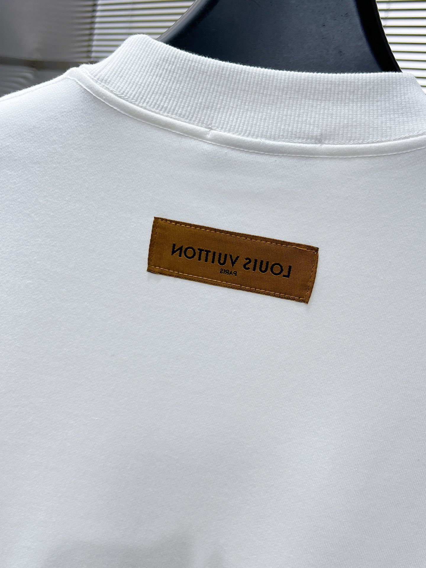 P105  路易威登  LV   2025ss早秋新款 长袖 圆领 卫衣，高端版本！专柜定制面料 透气舒适度高，细节无可挑剔，品牌元素设计理念，体现高品质。手感细腻柔软！呈现休闲裁剪，上身版型超赞！🐉码数：XS S M L