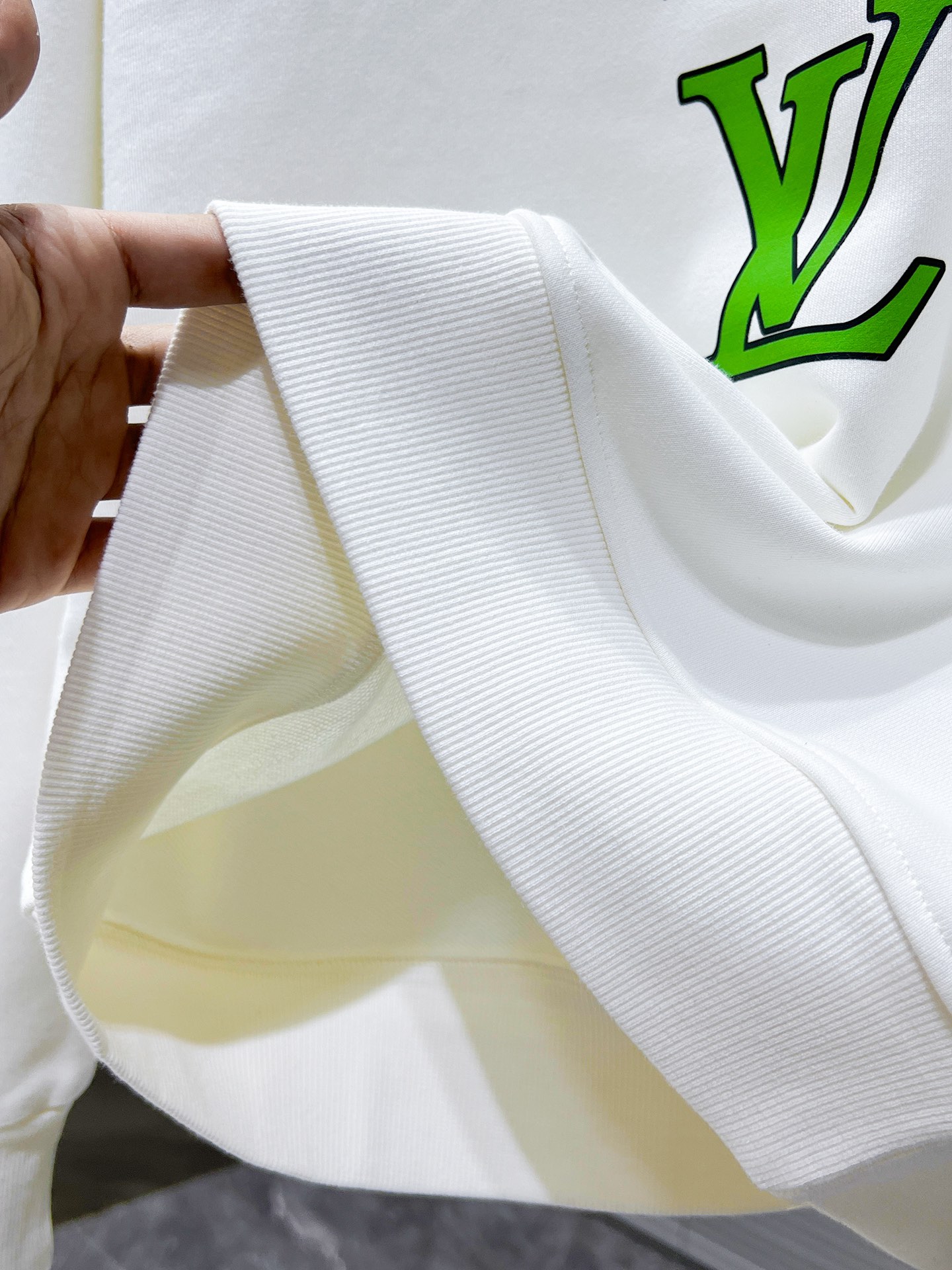 P105  路易威登  LV   2025ss早秋新款 长袖 圆领 卫衣，高端版本！专柜定制面料 透气舒适度高，细节无可挑剔，品牌元素设计理念，体现高品质。手感细腻柔软！呈现休闲裁剪，上身版型超赞！🐉码数：XS S M L