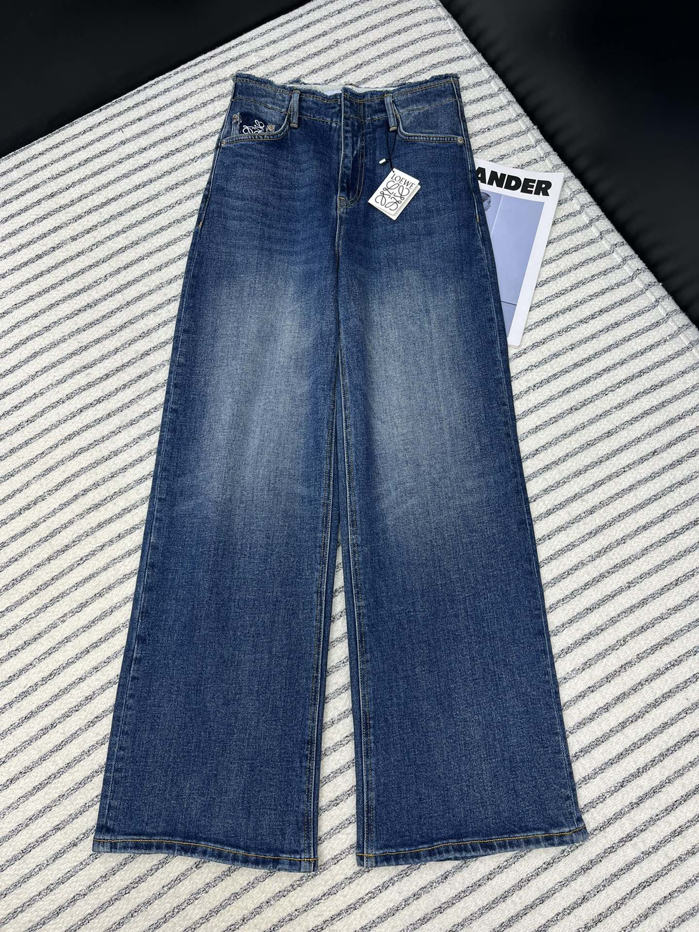 NO:327286,Definitely long legs 24 autumn and winter Retro wash water straight jeans A must-have for wardrobe All kinds of versatile, showing long legs in one second, a pair of pants with a very beautiful wash water, full of retro atmosphere, embroidered letter logo details in the back pocket, good looking with T-shirt or winter coat, one color 26-27-28-29-30.,,jeans,tees,t-shirt,alexander wang19860909妥妥的长腿 24秋冬 复古洗水直筒牛仔裤 衣橱必备款 各种百搭 一秒显腿长 版型很绝的一条裤子 洗水也很漂亮 复古氛围满满 后口袋绣花字母logo细节 搭配T恤或者冬天搭配大衣都很好看 一色26-27-28-29-30.,,jeans,tees，t-shirt,alexander wang,Women's clothing