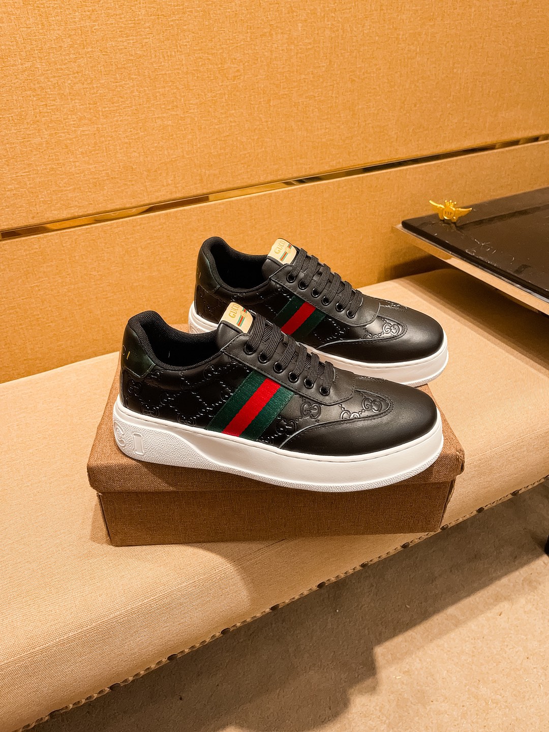 NO:350173,[Guqi] High-end men's shoes brand. The latest masterpiece upper is made of Italian official website original special technology fabric with top layer cowhide. The original comfortable and breathable inner lining is made of original designated anti-slip sole to make walking more convenient and comfortable!  Exclusive new style, amazing work, beautiful 11 ​​replica [color] compared to the official quality!  Create a fashionable personality to set off your uniqueness!  Must-have for trendy men!, Size: 38-44. Color. 2 colors available, cowhide19860909【古奇】男鞋高端品牌 官网11最新力作鞋面采用意大利官网原版专用科技布面料搭配头层牛皮 原版舒适透气内里原版指定防滑大底制作让行走更加便捷舒适！独家新款,惊世之作,与官方的质量相比美的11复刻[色]！打造时尚个性衬托你的与众不同！潮男必备! ,尺码:38－44.颜色.2色可选,,cowhide,Men's shoes