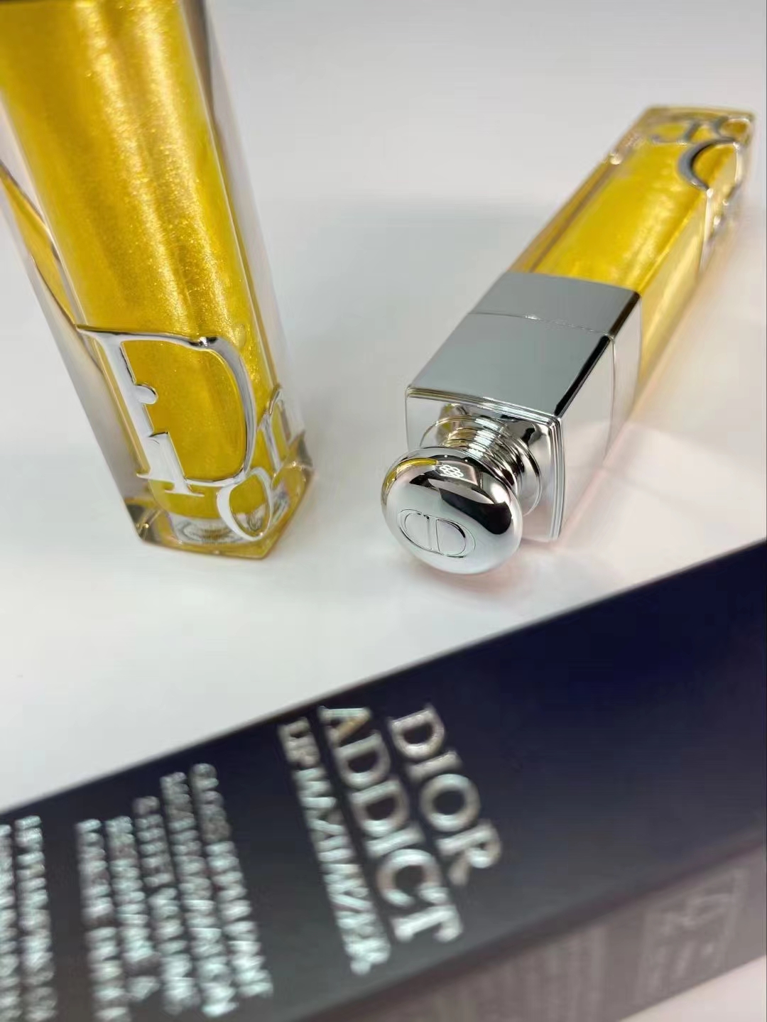 70。迪奥魅惑丰唇蜜6ml
🔜 高质量❗️2⃣4️⃣色：001#，003#，004#，007#，009#，010#，012#，015#，018#，019#，020#，021#，022#，024#，028#，029#，037#，038#，039#，061#，062#，063#，065#。
【新增色号】​010+019
迪奥丰唇蜜6ml 正装
​色号：001+003+004+007+009+010+012
015+018+019+020+021+022+024+026
028+029+037+038+039+061+062+063
065+203