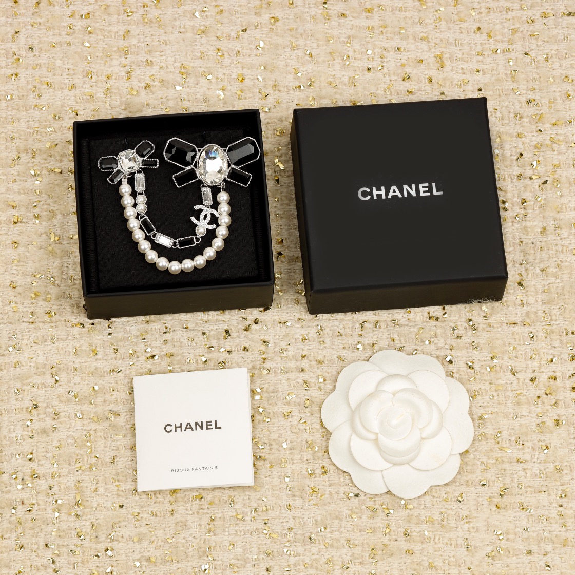 Chanel Joalheria Broche Amarelo Latão