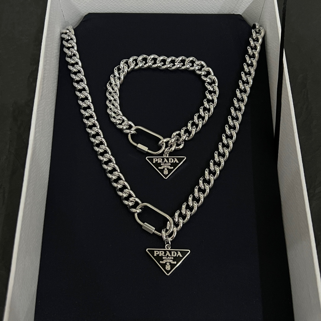 Luxurious Prada Necklace: ¥540 Triangular Design with Stylish Money Chain & Invincible Dentures - 图片 3