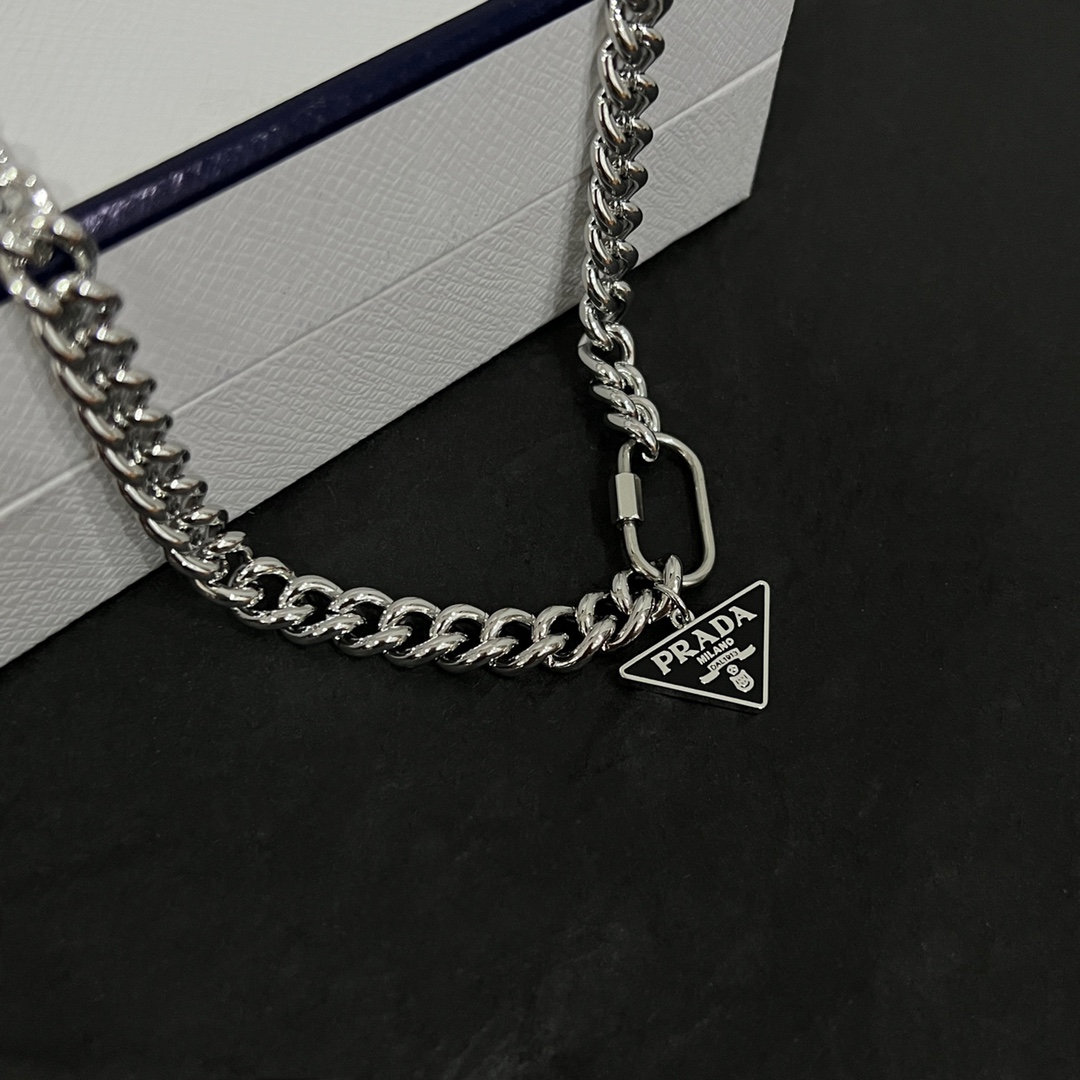 Luxurious Prada Necklace: ¥540 Triangular Design with Stylish Money Chain & Invincible Dentures - 图片 5