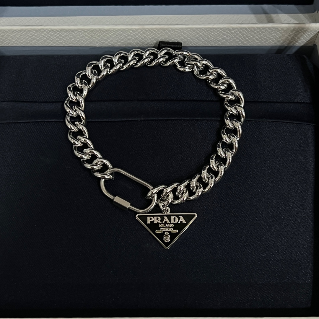 Stylish Prada Bracelets and Necklaces with Daily Dentures and Fragrance Essence. - 图片 4