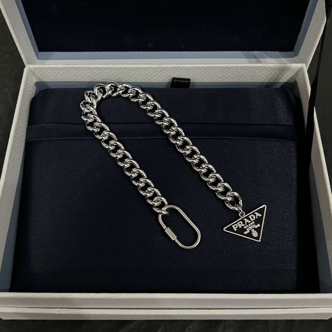 Stylish Prada Bracelets and Necklaces with Daily Dentures and Fragrance Essence. - 图片 5