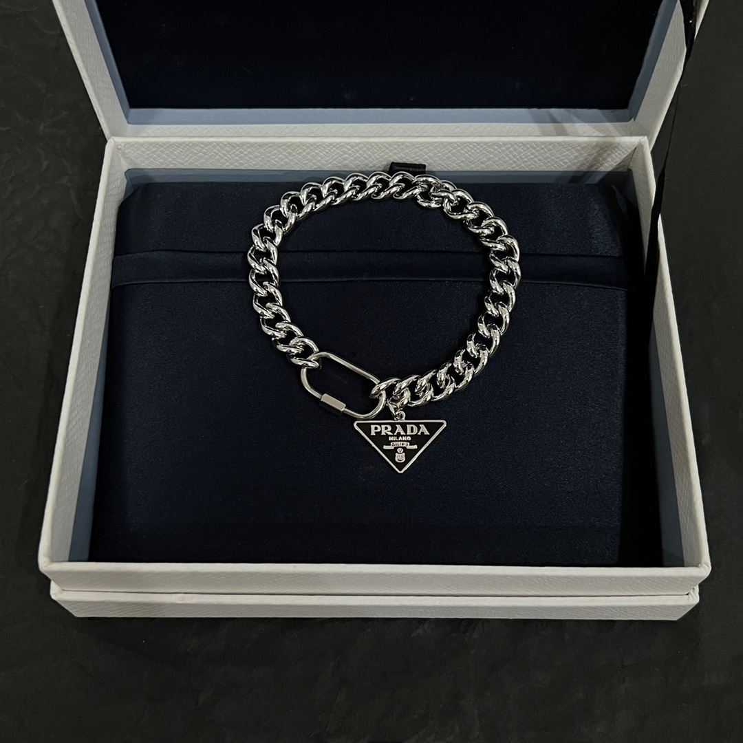 Stylish Prada Bracelets and Necklaces with Daily Dentures and Fragrance Essence. - 图片 2