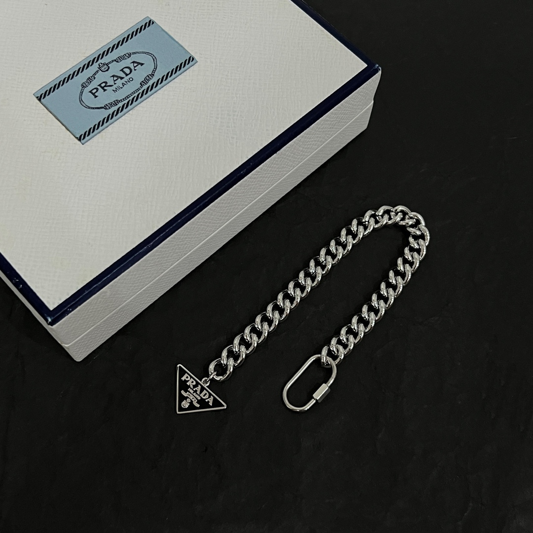 Stylish Prada Bracelets and Necklaces with Daily Dentures and Fragrance Essence. - 图片 6