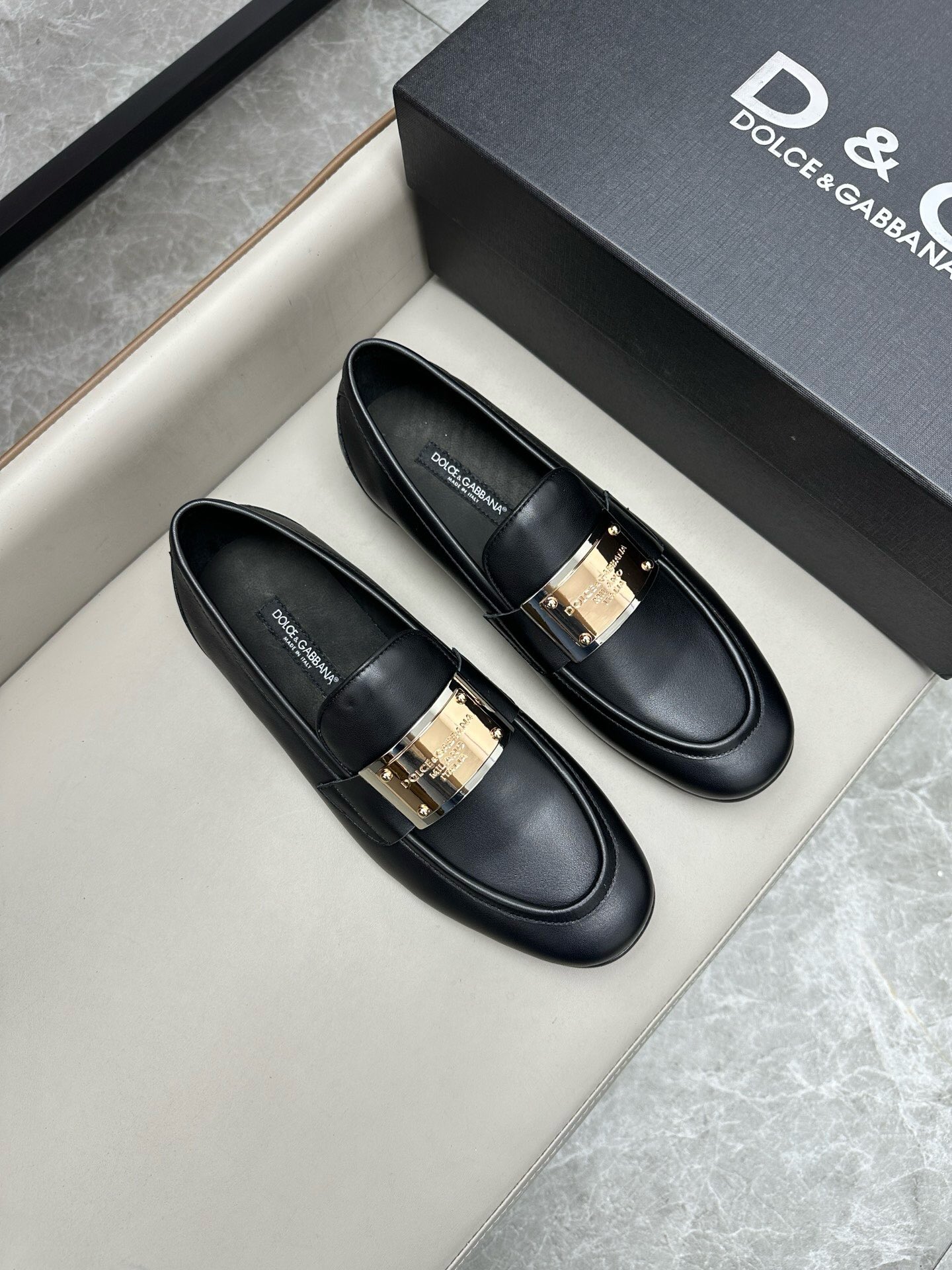 NO:218814,Brand D&G color original color matching 39-44 Custom made 38.45.46 Price Material Dolce & Gabbana/New Calfskin Mocasin Shoes Bernini Series Mocasin Shoes, embellished with new metal signs. Made of Mino Calfskin, (general leather outsole) retro and shiny texture complement each other, releasing contemporary and exquisite charm., Dolce & Gabbana leather shoes, Dolce & Gabbana, Dolce & Gabbana, Dolce & Gabbana, cowhide, Leather soles19860909品牌D&G 颜色原版配色 码数39-44定做38.45.46 价格 材质杜嘉班纳Dolce & Gabbana/新款小牛皮莫卡辛鞋 Bernini 系列莫卡辛鞋,点缀全新金属标牌.采用 Mino 小牛皮制成,（真皮大底）复古与亮泽质感相得益彰,释放当代考究魅力.,杜嘉班纳皮鞋,Dolce&Gabbana,Dolce&Gabbana,Dolce&Gabbana,cowhide,Leather soles,Men's shoes