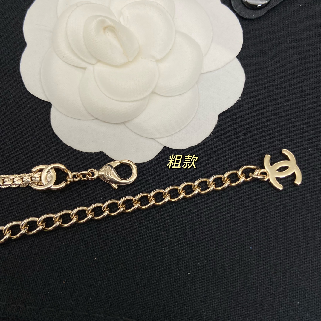 💰95 （新增粗款）
𝐜𝐡𝐚𝐧𝐞𝐥 蛇骨5花双C粗款项链