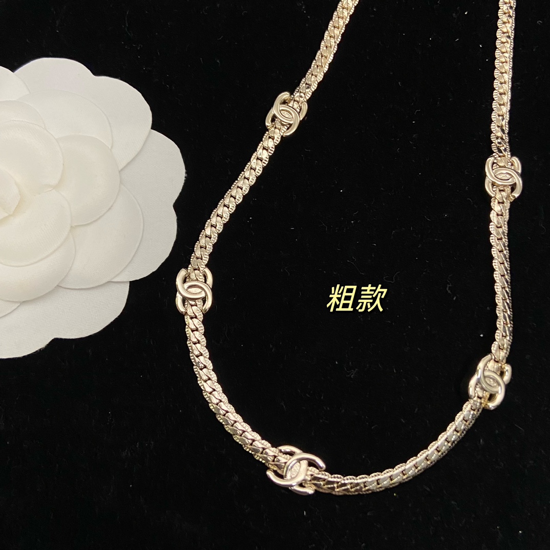 💰95 （新增粗款）
𝐜𝐡𝐚𝐧𝐞𝐥 蛇骨5花双C粗款项链