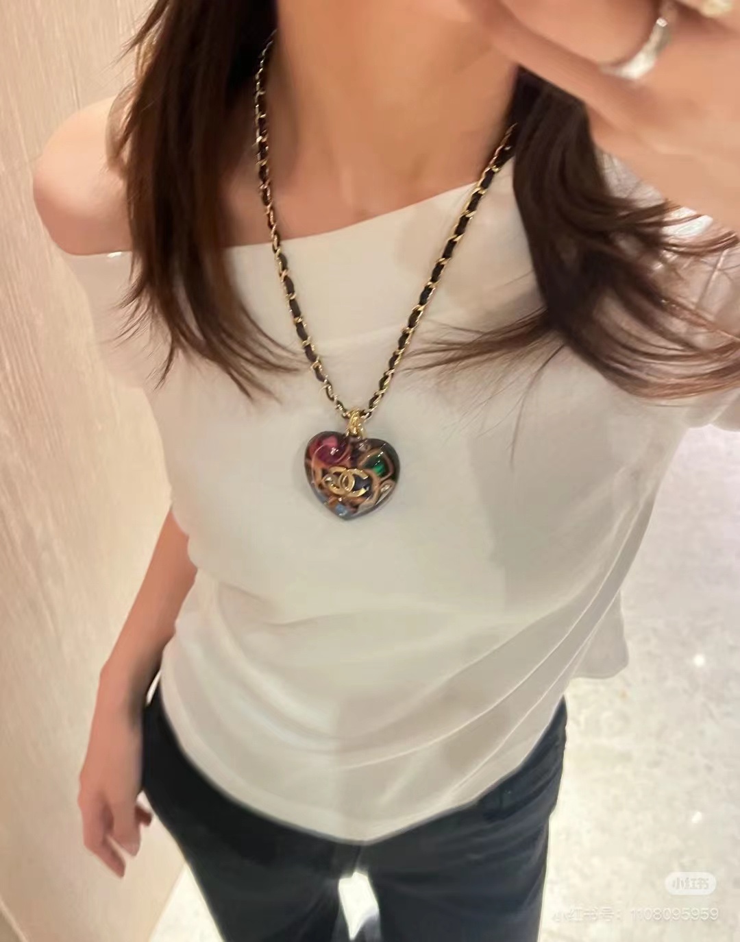 NO:631108,88270, Today's new pop color 24A new color love gold double C leather chain necklace, retro pop style, very artistic and visual impact, it is really vintage and fashionable to match the round love heart, it has a sense of presence when worn on the upper body, wild and high-end beauty, consistent brass material, necklace, Cartier high-end jewelry1986090988270,今日新品波普色彩 24A新款彩色爱心金色双C皮穿链项链 复古波普风格 极具艺术感与视觉冲击 搭配圆润爱心真的很vintage很时髦 佩戴上身非常有存在感 野性高级美 z一致黄铜材质,,necklace,卡迪亚高端饰品,Jewelry