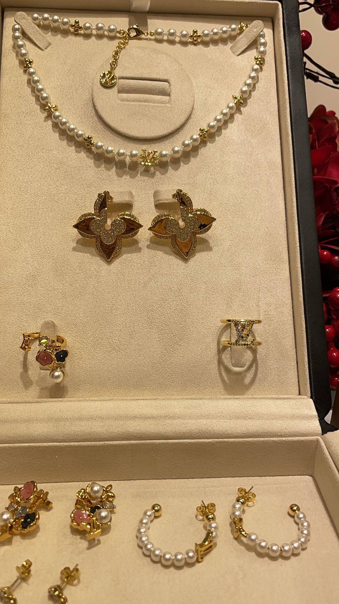 NO:647701,88260, arrived today. New MEDAILLON three-dimensional golden earrings with diamonds and flower patterns. Metallic shiny x diamond-studded splicing design flower pattern. Fashionable and noble but cool at the same time. Proper rich girl atmosphere. The upper ears are very eye-catching. z consistent brass material, earrings, Cartier high-end jewelry1986090988260,今日到货  新款MEDAILLON镶钻花卉图案立体金色耳环 金属亮面x镶钻的拼接设计花朵图案 时髦贵气的同时又很酷 妥妥的富家女氛围感上耳很吸睛 z一致黄铜材质,,earrings,卡迪亚高端饰品,Jewelry