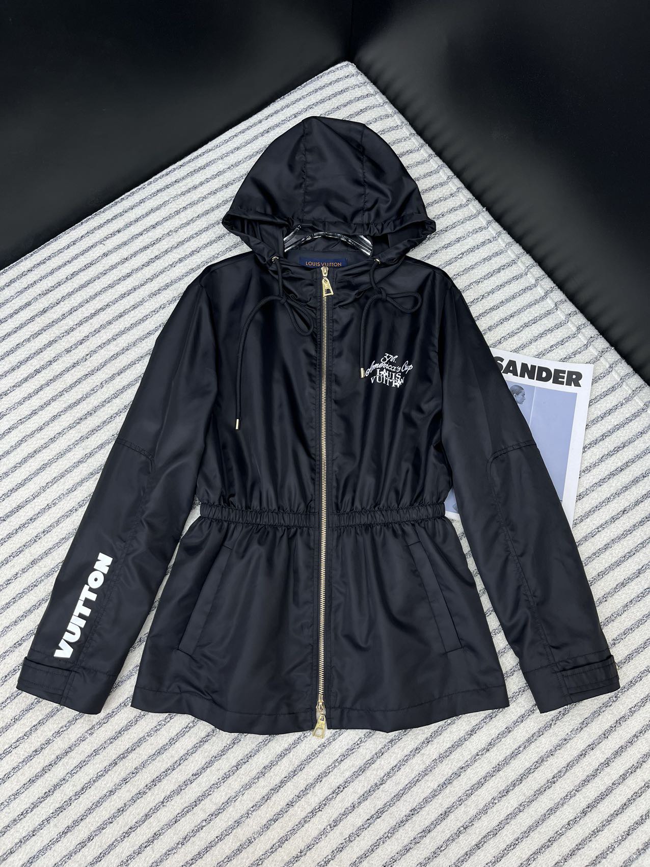 NO:331403,Retro fashionable Louis Vuitto*24 autumn and winter new style classic logo printed letters decorative waist-hugging jacket This is a perfect fit. You can wear it alone or as a jacket. It is stylish and eye-catching. It is very special. SML,, louis vuitton, jackets & coats, alexander wang19860909复古时髦 Louis Vuitto*24秋冬新款 经典logo印花字母装饰收腰小外套 这件实穿率满分了 可以单穿或者当外套穿 妥妥的时髦和吸睛 很特别 一色SML,,louis vuitton,jackets & coats,alexander wang,Women's clothing