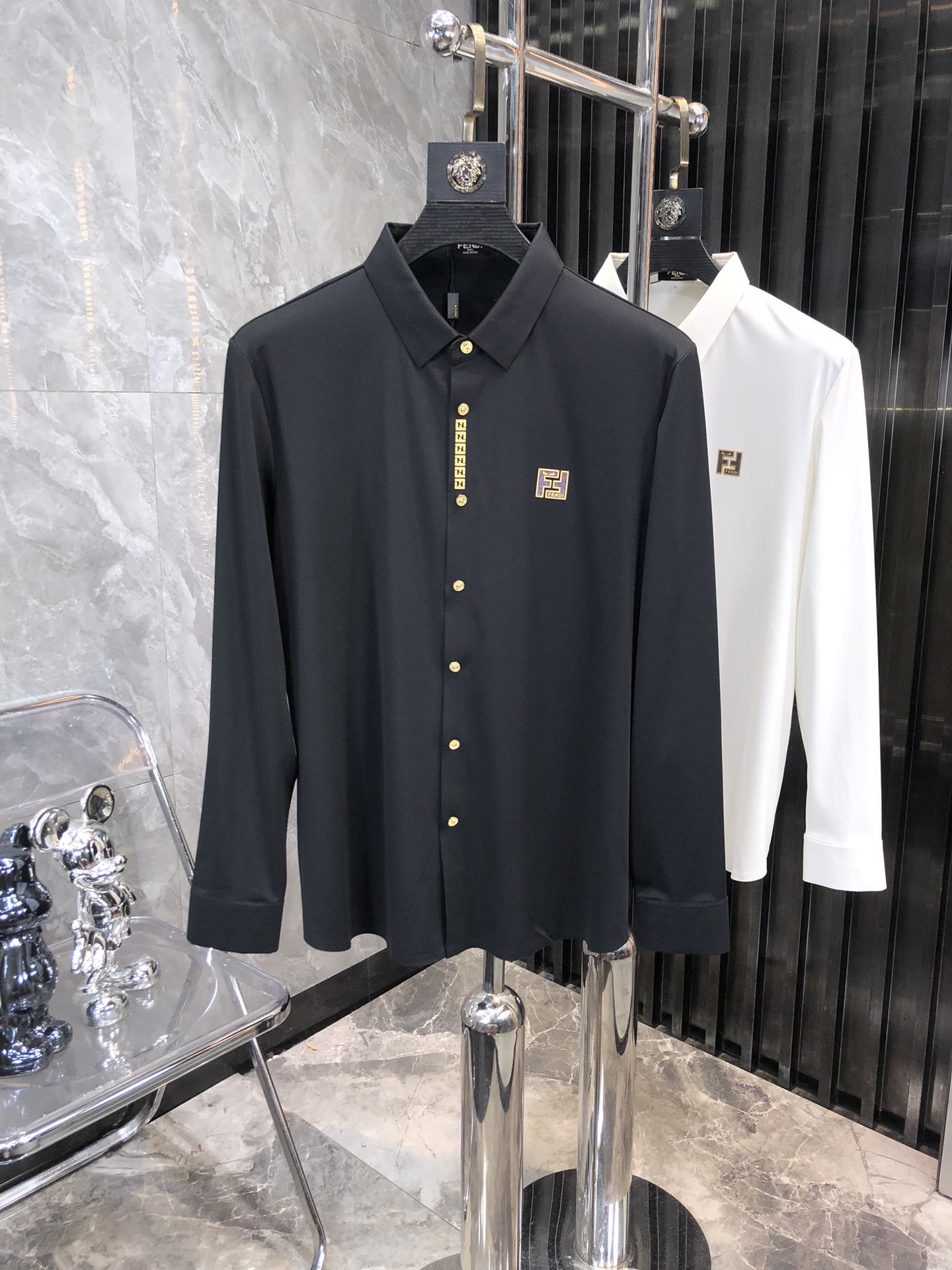 NO:117224,.Fendi. The latest counter style shirt. Original custom fabric. Double strand double merceration. Undeformed quality is comparable to that of the counter. The z shirt design style is unique and novel. A must-have item for warm men. All details are perfectly 1 to 1 replica, restoring the authentic product 100%. The code number m-xxXL.m wears 175/130 catties, fendi,shirts,alexander wang19860909.芬迪.最新专柜款衬衣.面料原版定制.双股双丝光.不变形品质堪比专柜,z衬衫设计风格独特新颖.暖男必备单品,所有细节做工完美1比1复刻,还原正品百分百.码数m-xxXL.m穿175/130斤,,fendi,shirts,alexander wang,Men's clothing