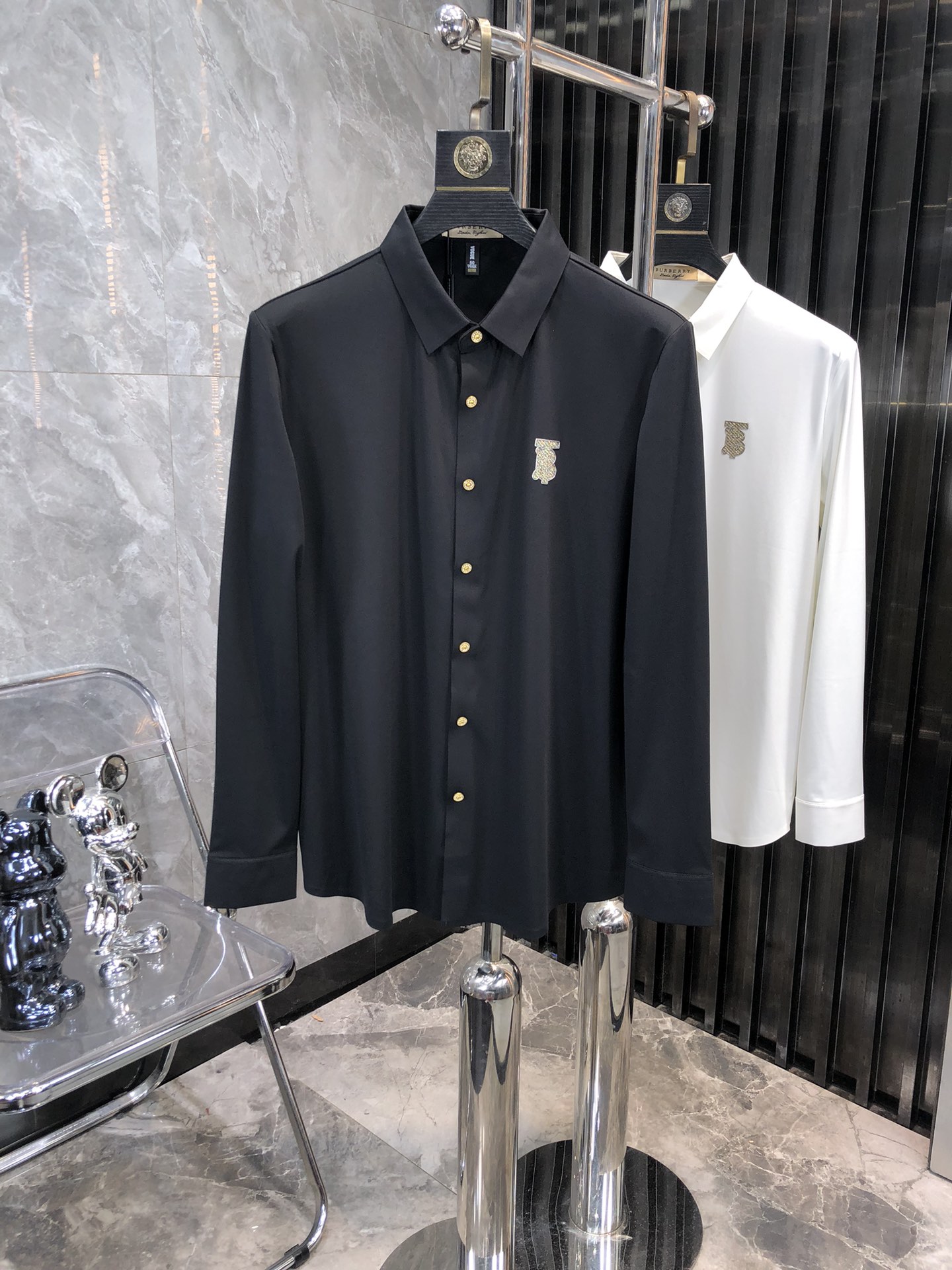 NO:117227,Burberry. The latest counter style shirt. Original custom fabric. Double strand double merceration. Undeformed quality is comparable to the counter. Z-shirt design style is unique and novel. A must-have item for warm men. All details are perfectly 1 to 1 replica, restoring the authentic product 100%. The code number m-xxXL.m wears 175/130 jin, burberry, shirts, alexander wang19860909.巴宝莉.最新专柜款衬衣.面料原版定制.双股双丝光.不变形品质堪比专柜,z衬衫设计风格独特新颖.暖男必备单品,所有细节做工完美1比1复刻,还原正品百分百.码数m-xxXL.m穿175/130斤,,burberry,shirts,alexander wang,Men's clothing