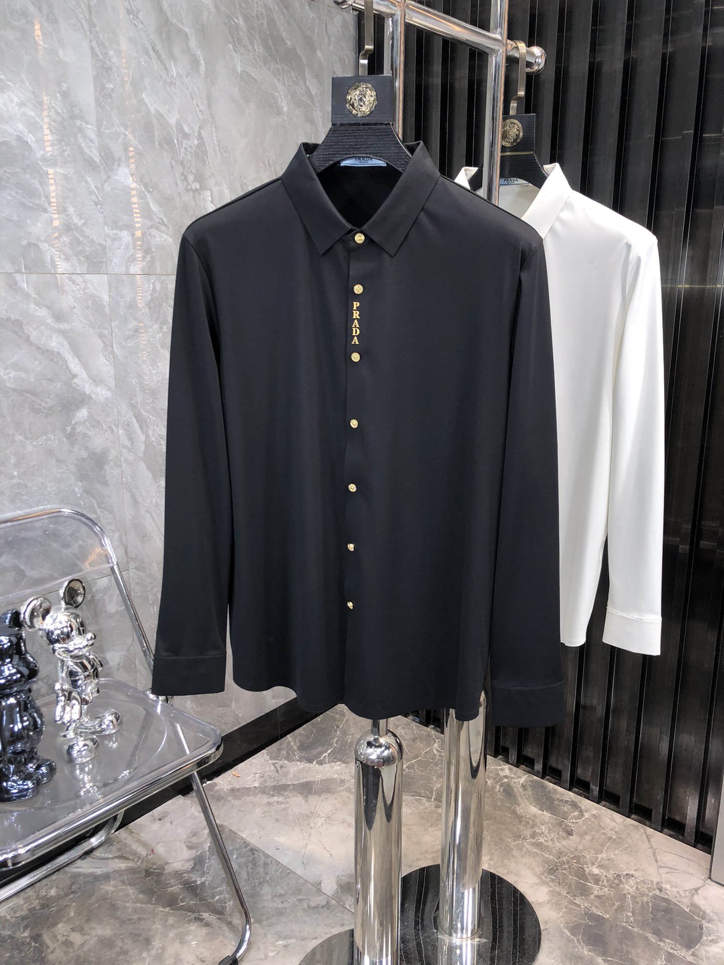 NO:117229,.Prada. The latest counter style shirt. Original custom fabric. Double strand double merceration. Undeformed quality is comparable to that of the counter. Z-shirt design style is unique and novel. A must-have item for warm men. All details are perfectly 1 to 1 replica, restoring the authentic product 100%. The number of code m-xxXL.m wears 175/130 jin, prada,shirts,alexander wang19860909.普拉达.最新专柜款衬衣.面料原版定制.双股双丝光.不变形品质堪比专柜,z衬衫设计风格独特新颖.暖男必备单品,所有细节做工完美1比1复刻,还原正品百分百.码数m-xxXL.m穿175/130斤,,prada,shirts,alexander wang,Men's clothing