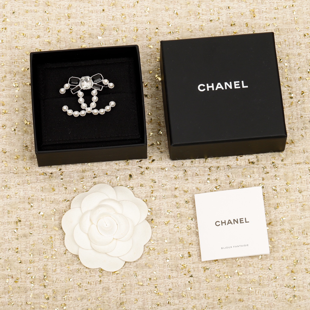 Chanel Joalheria Broche Amarelo Latão