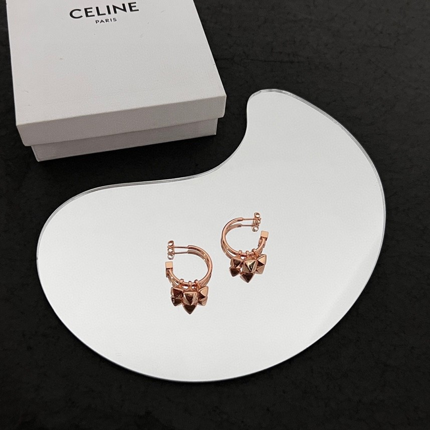 批80 Celine 赛琳 耳钉 品牌一直是卓越品质和精致时尚的代名词，来自法国的CÉLINE,在设计创意总监Phoebe Philo女士引领下,以利落廓形,奢华材质,巧妙用色,精确剪裁和精湛工艺,倾力打造极简现代,艺术摩登。
