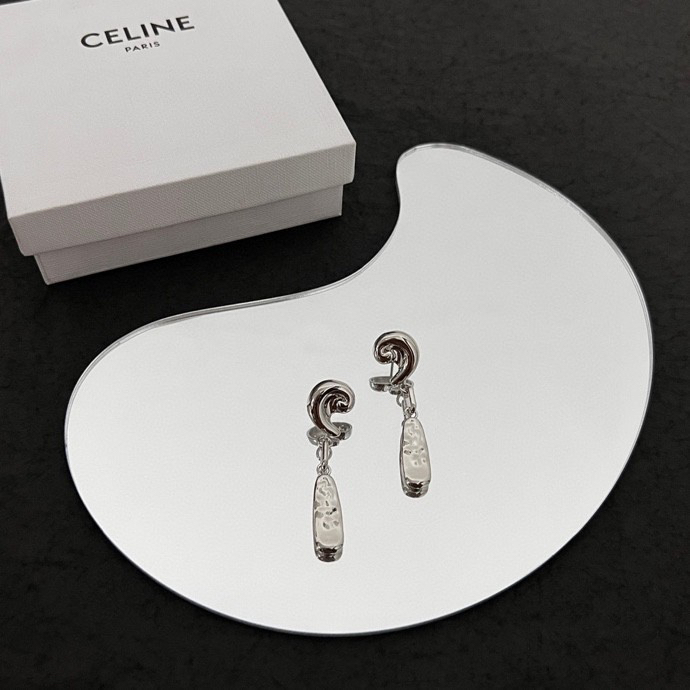 批80  Celine 赛琳 耳钉 品牌一直是卓越品质和精致时尚的代名词，来自法国的CÉLINE,在设计创意总监Phoebe Philo女士引领下,以利落廓形,奢华材质,巧妙用色,精确剪裁和精湛工艺,倾力打造极简现代,艺术摩登。