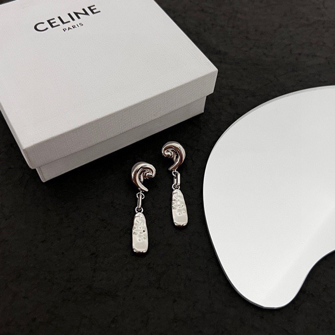 批80  Celine 赛琳 耳钉 品牌一直是卓越品质和精致时尚的代名词，来自法国的CÉLINE,在设计创意总监Phoebe Philo女士引领下,以利落廓形,奢华材质,巧妙用色,精确剪裁和精湛工艺,倾力打造极简现代,艺术摩登。