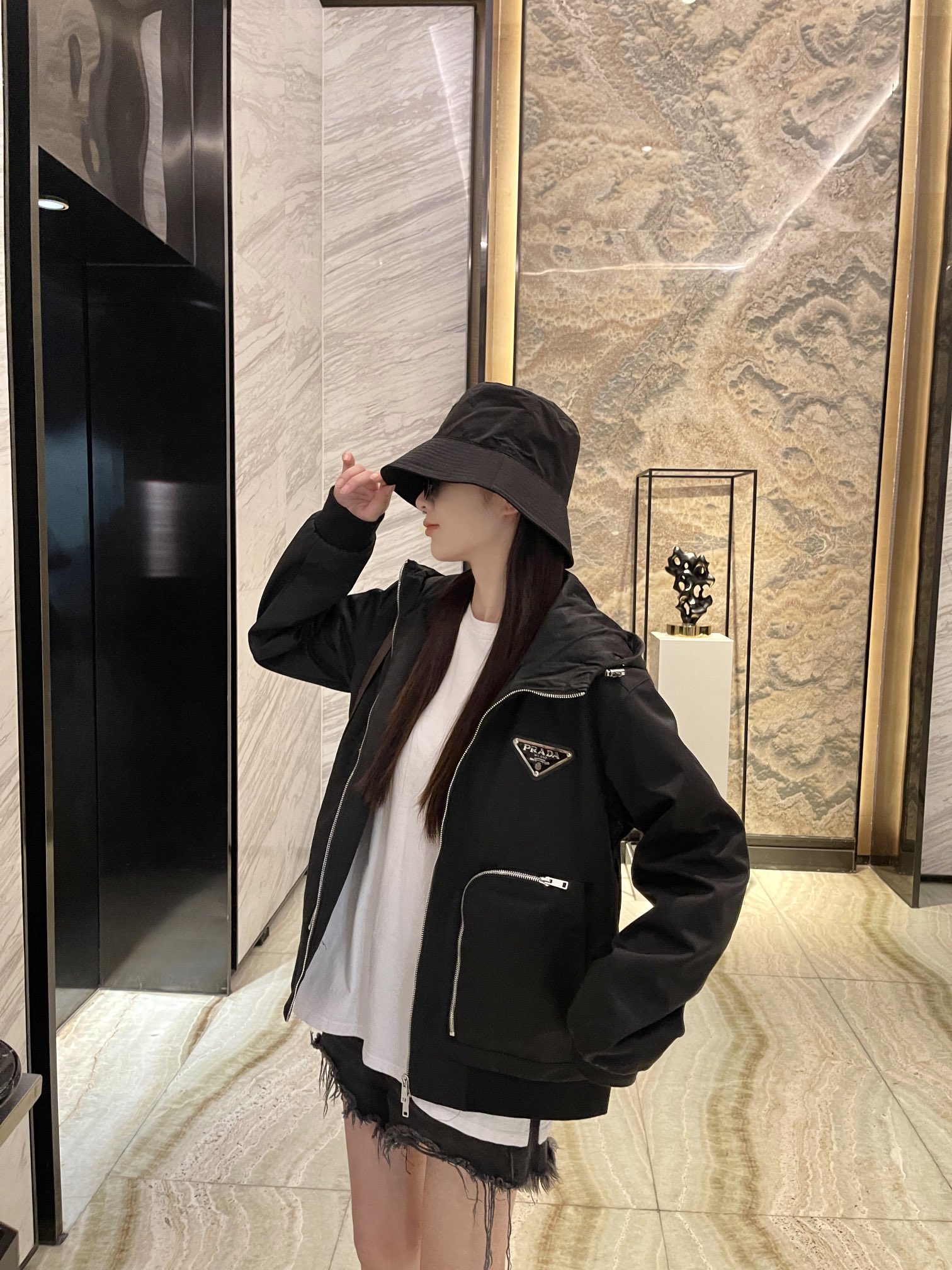 Prada普拉达 三角标拉链连帽外套 上身效果#