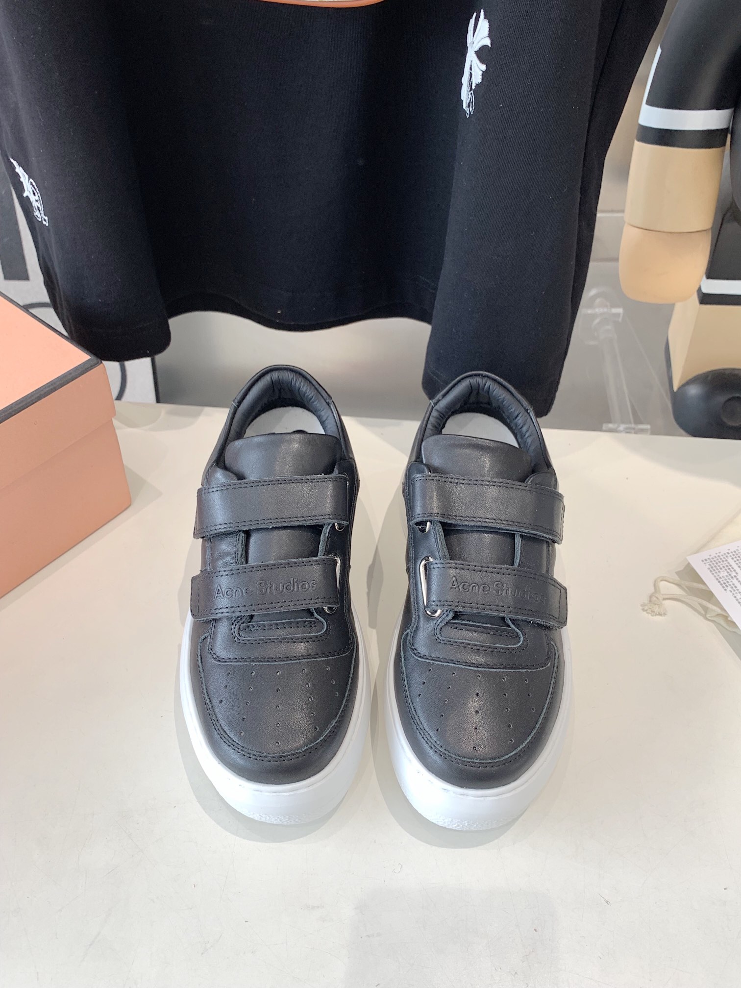 “Acne Studios Fall/Winter Shoes: Light, Flexible, Thick Bottom with Classic Smiley Face Design” - 图片 1