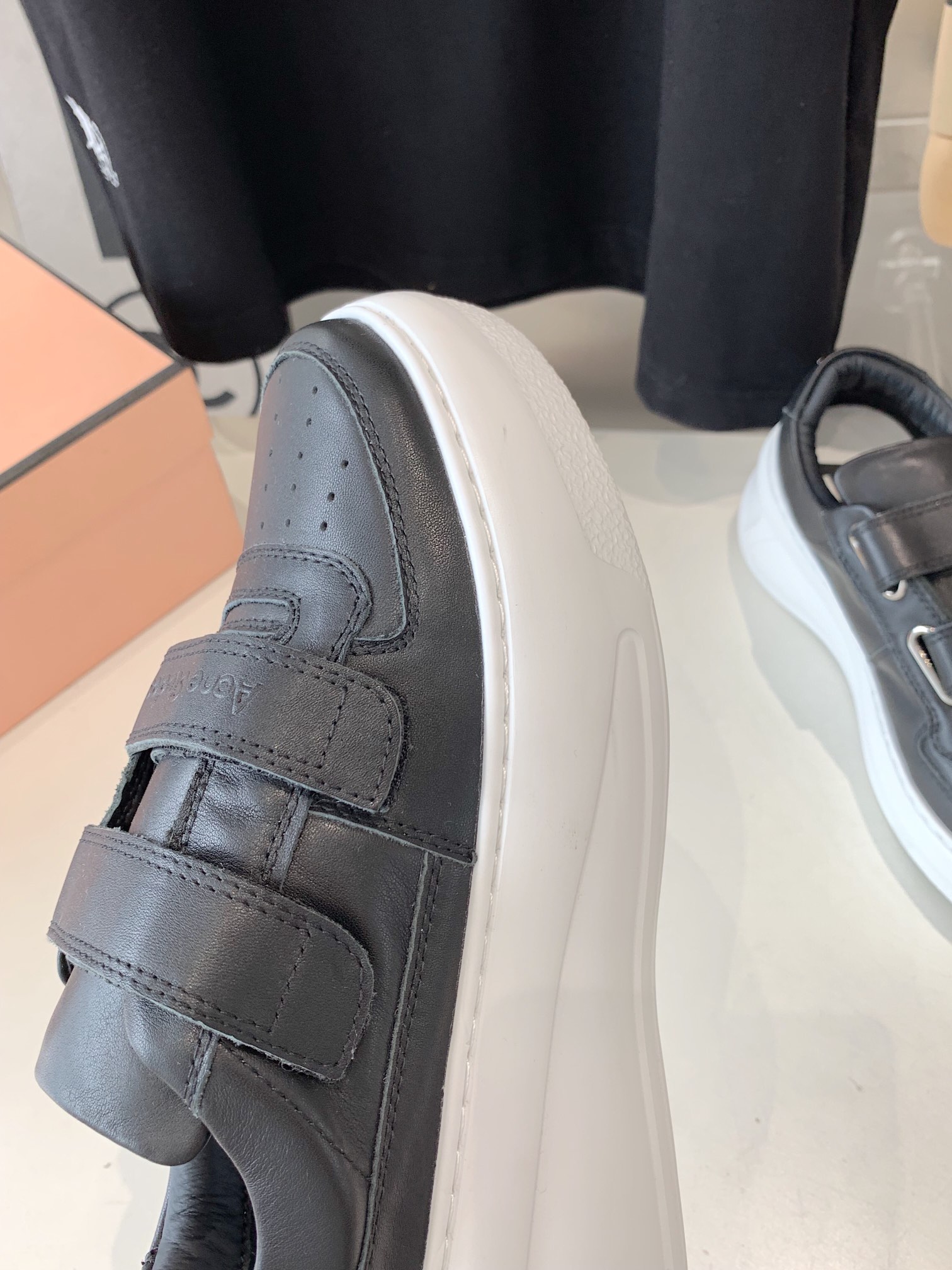 “Acne Studios Fall/Winter Shoes: Light, Flexible, Thick Bottom with Classic Smiley Face Design” - 图片 7