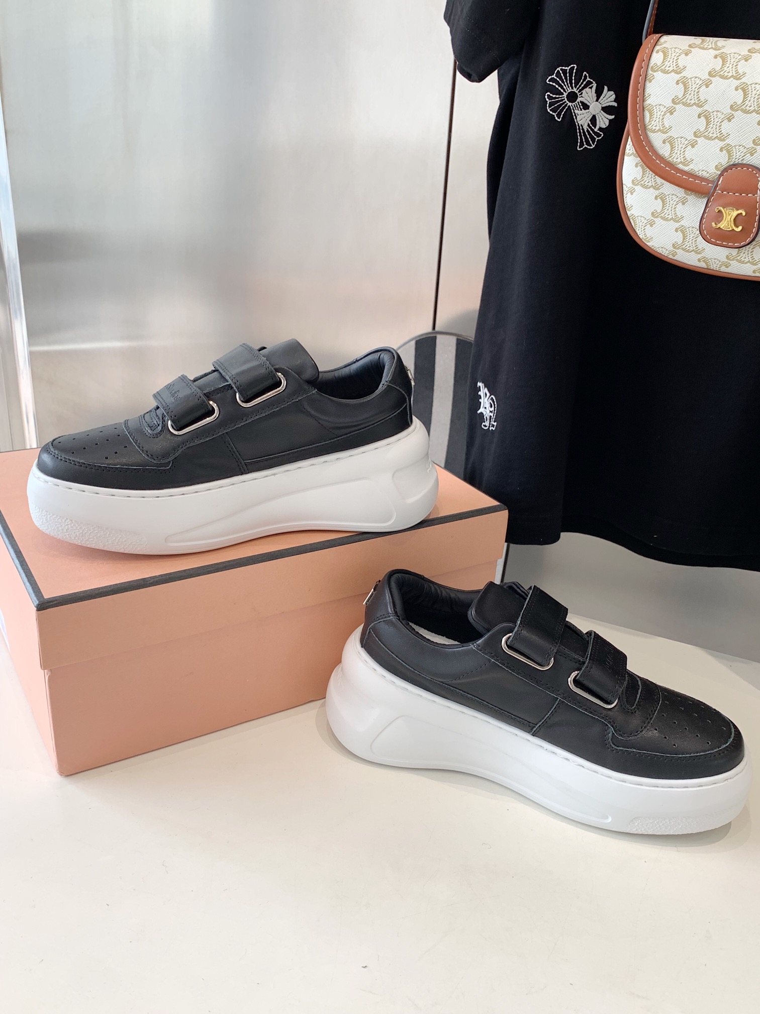 “Acne Studios Fall/Winter Shoes: Light, Flexible, Thick Bottom with Classic Smiley Face Design” - 图片 3