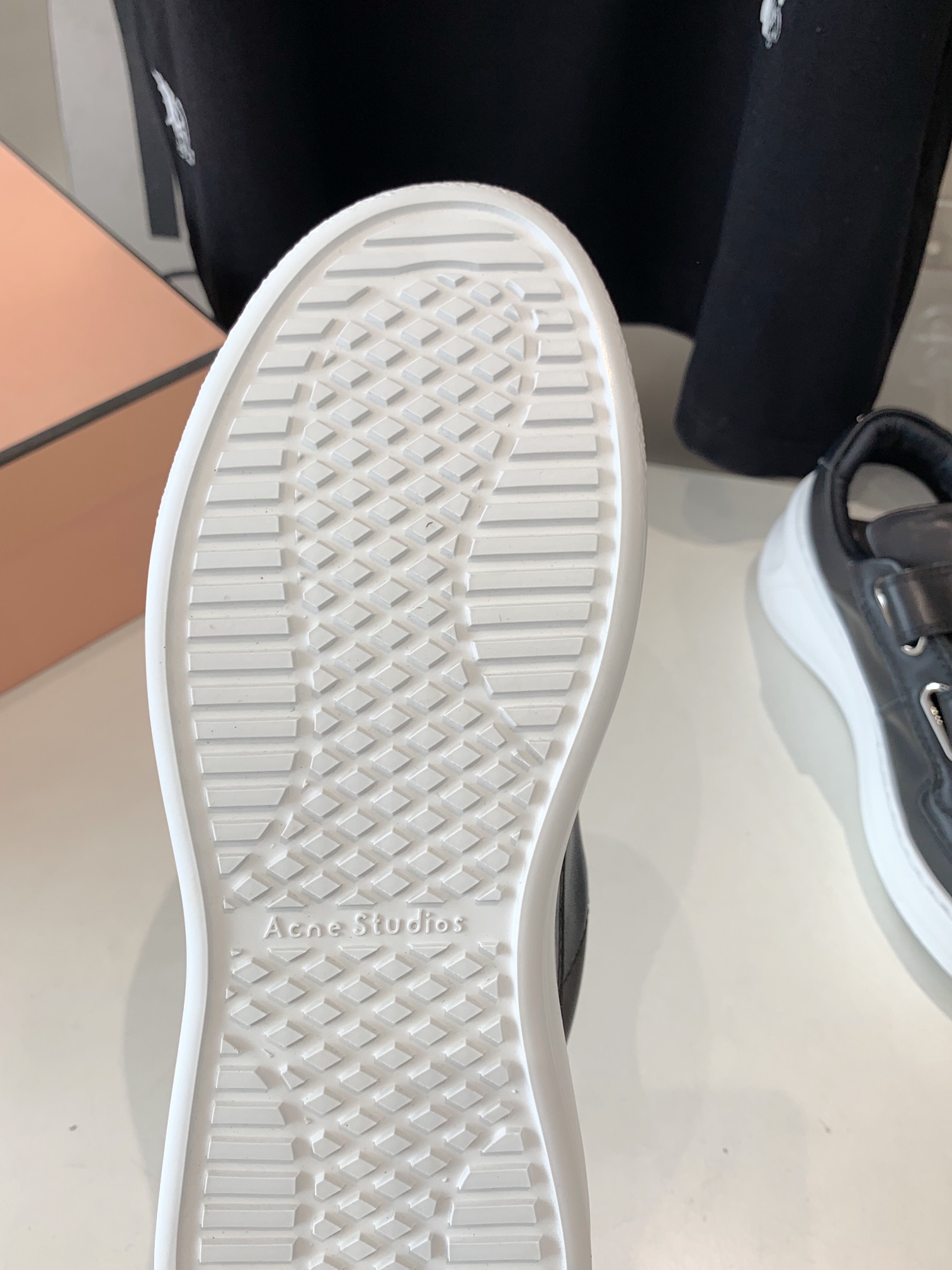 “Acne Studios Fall/Winter Shoes: Light, Flexible, Thick Bottom with Classic Smiley Face Design” - 图片 8