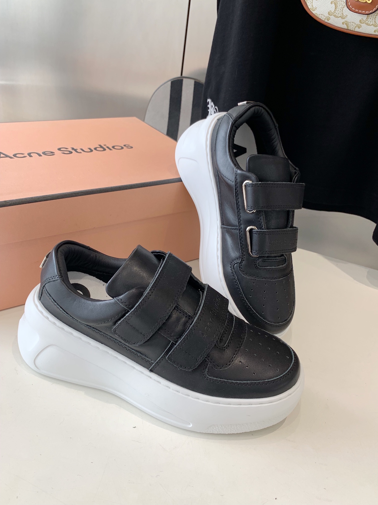 “Acne Studios Fall/Winter Shoes: Light, Flexible, Thick Bottom with Classic Smiley Face Design” - 图片 5