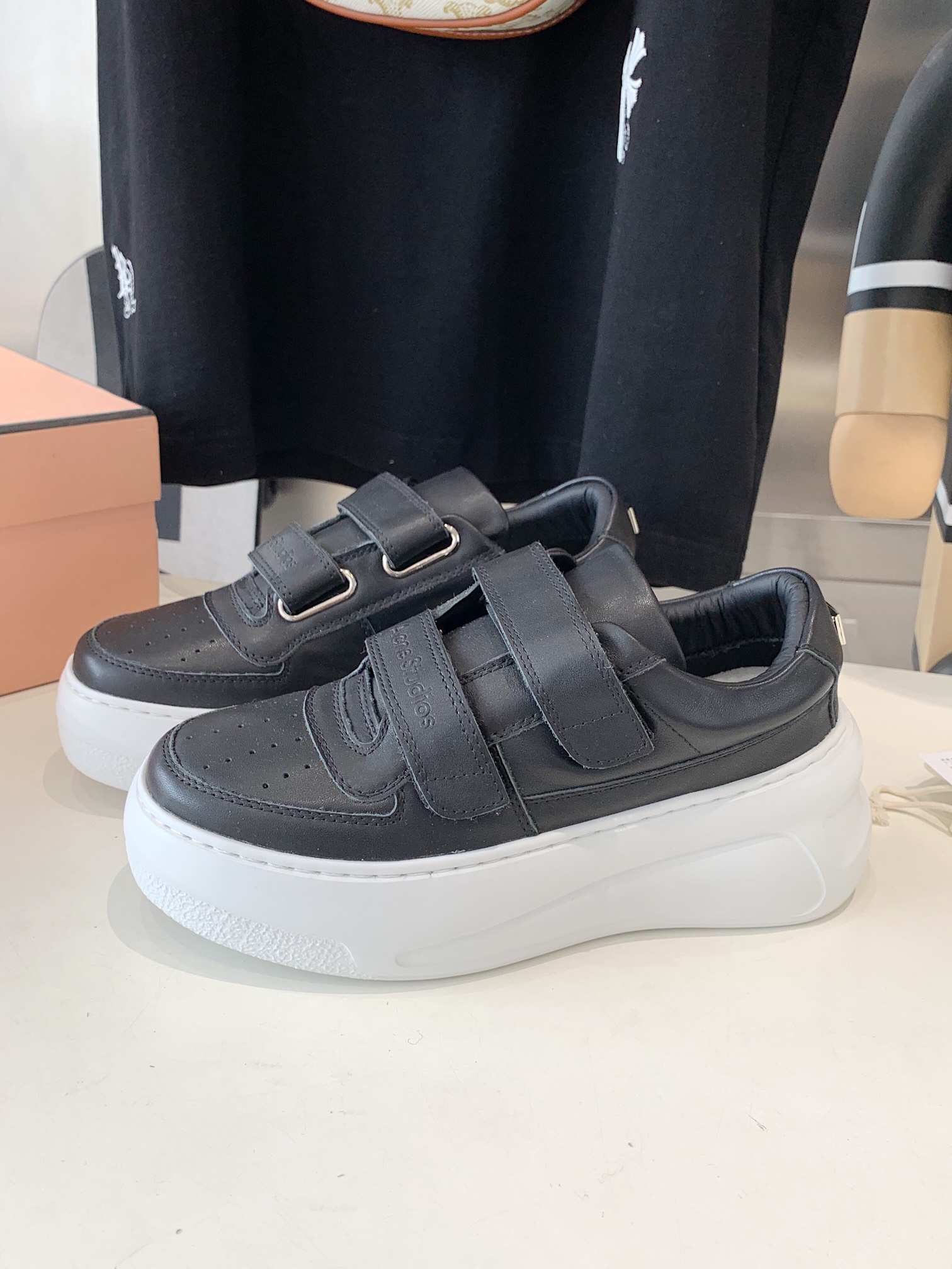 “Acne Studios Fall/Winter Shoes: Light, Flexible, Thick Bottom with Classic Smiley Face Design” - 图片 4