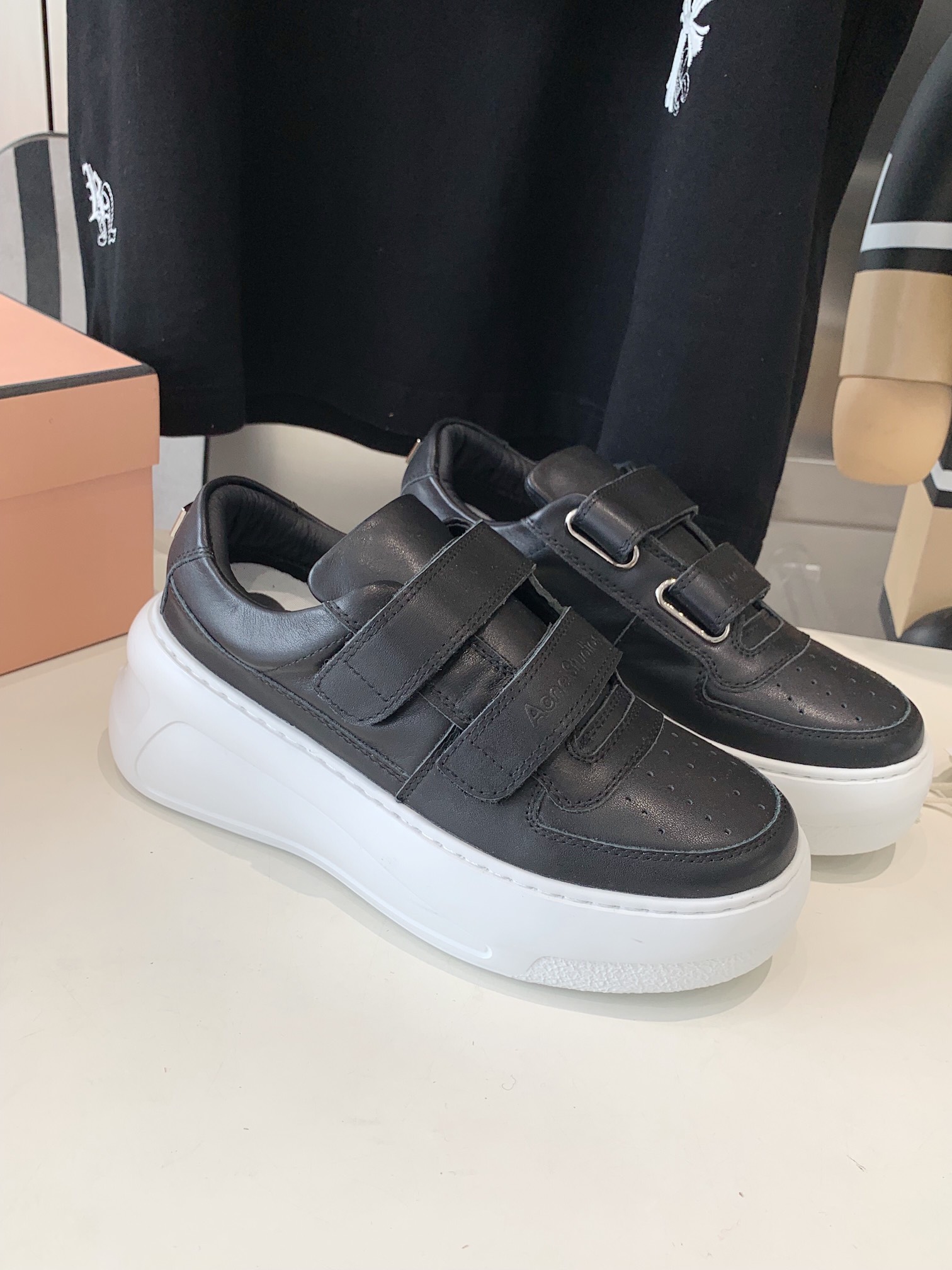 “Acne Studios Fall/Winter Shoes: Light, Flexible, Thick Bottom with Classic Smiley Face Design” - 图片 2