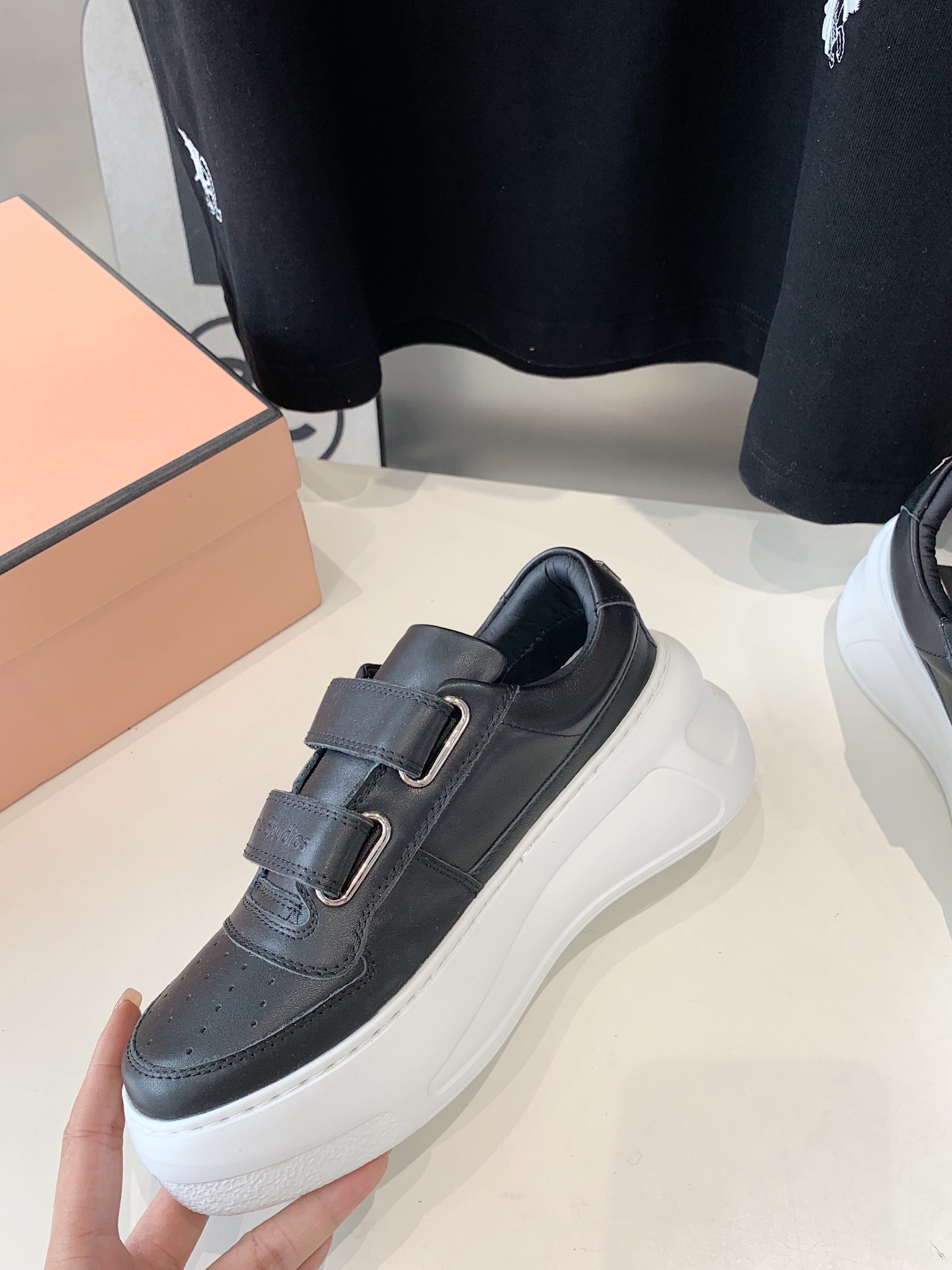 “Acne Studios Fall/Winter Shoes: Light, Flexible, Thick Bottom with Classic Smiley Face Design” - 图片 6