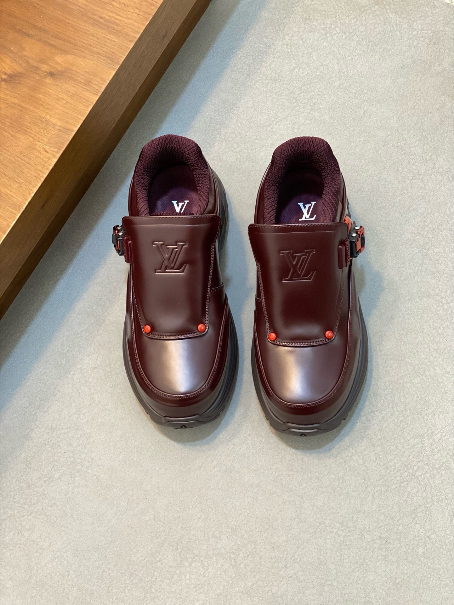 NO:219626,Brand LOUIS VUITTON original color matching Size 39-44 Custom made 38.45. Price Material Louis Vuitton Trainer 2 sneakers Highlights The autumn and winter men's clothing show recreates Virgil Abloh's original classic inspired by retro basketball shoes. Cowhide leather shaping the body, paired with a lined collar and adjustable Velcro laces. Logo marked tongue, Monogram floral embellished rubber outsole. Combination custom sole, Louis Vuitton, louis vuitton, louis vuitton, sneakers, cowhide19860909品牌LOUIS VUITTON 颜色原版配色 码数39-44定做38.45. 价格 材质路易威登Trainer 2 运动鞋 瞩目亮相 秋冬男装秀场,再现 Virgil Abloh 受复古篮球鞋的启发而创作的原版经典.牛皮革塑造鞋身,搭配加衬鞋领和可调节魔术贴鞋带.标识标注鞋舌,Monogram 花卉点缀橡胶外底.组合定制大底,路易威登,louis vuitton,louis vuitton,sneakers,cowhide,Men's shoes