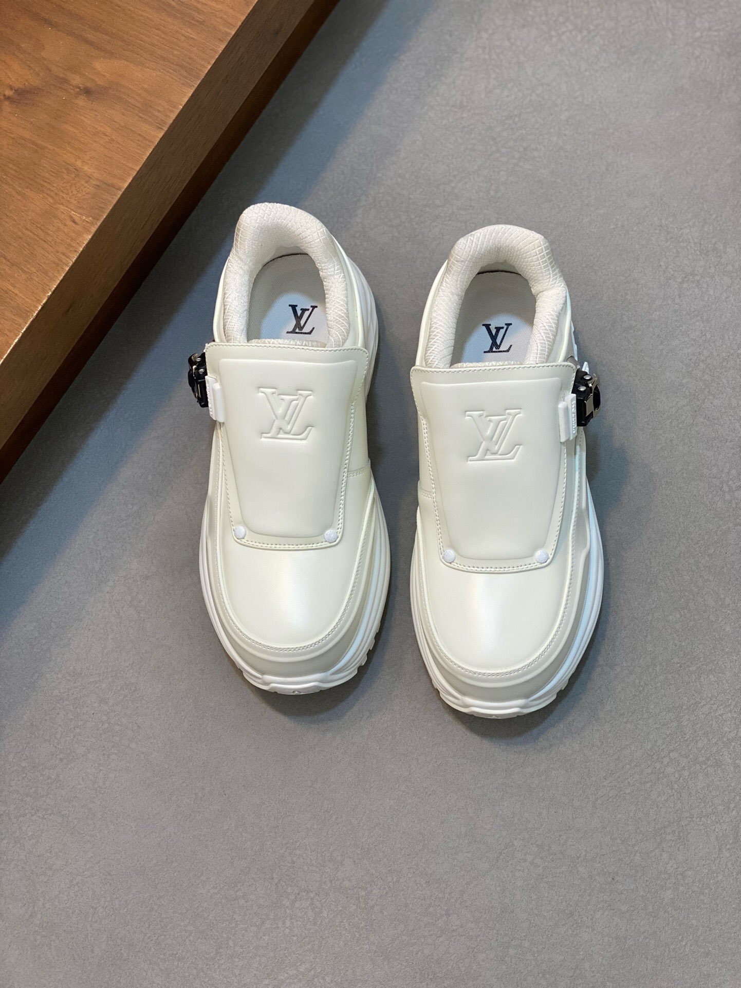 NO:217848,Brand LOUIS VUITTON original color matching Size 39-44 Custom made 38.45. Price Material Louis Vuitton Trainer 2 sneakers Highlights The autumn and winter men's clothing show recreates Virgil Abloh's original classic inspired by retro basketball shoes. Cowhide leather shaping the body, paired with a lined collar and adjustable Velcro laces. Logo marked tongue, Monogram floral embellished rubber outsole. Combination custom sole, Louis Vuitton, louis vuitton, louis vuitton, sneakers, cowhide19860909品牌LOUIS VUITTON 颜色原版配色 码数39-44定做38.45. 价格 材质路易威登Trainer 2 运动鞋 瞩目亮相 秋冬男装秀场,再现 Virgil Abloh 受复古篮球鞋的启发而创作的原版经典.牛皮革塑造鞋身,搭配加衬鞋领和可调节魔术贴鞋带.标识标注鞋舌,Monogram 花卉点缀橡胶外底.组合定制大底,路易威登,louis vuitton,louis vuitton,sneakers,cowhide,Men's shoes