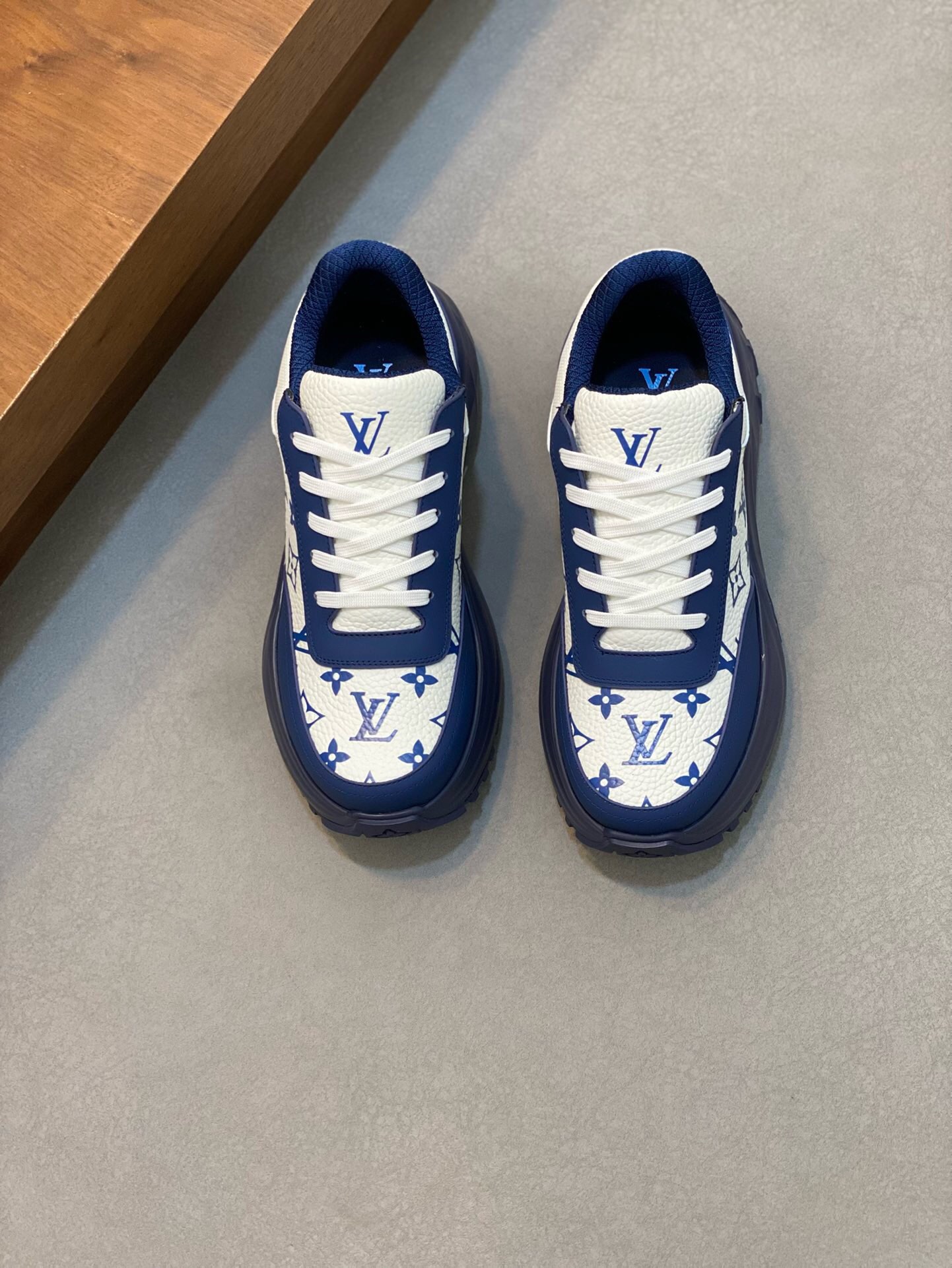 NO:219631,Brand LOUIS VUITTON original color matching Size 39-44 Custom made 39.45 Price Material Louis Vuitton Trainer 2 Sports shoes Highlights New Men's Show, Recreating Virgil Abloh Original Classic inspired by retro basketball shoes. Cowhide leather shaping the body, paired with a lined collar and adjustable Velcro laces. Logo marked tongue, Monogram floral embellished rubber outsole. Combination custom outsole, Louis Vuitton, louis vuitton, louis vuitton, sneakers, cowhide19860909品牌LOUIS VUITTON 颜色原版配色 码数39-44定做39.45 价格 材质路易威登Trainer 2 运动鞋 瞩目亮相 新款 男装秀场,再现 Virgil Abloh 受复古篮球鞋的启发而创作的原版经典.牛皮革塑造鞋身,搭配加衬鞋领和可调节魔术贴鞋带.标识标注鞋舌,Monogram 花卉点缀橡胶外底.组合定制大底,路易威登,louis vuitton,louis vuitton,sneakers,cowhide,Men's shoes