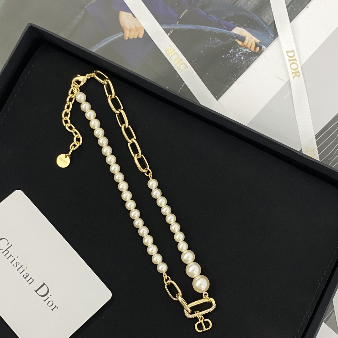  编码N938   
🛍DIOR项链热销款火爆上新🆕🆕🆕
😎迪奥CD珍珠链条⛓️拼接项链
🧐珍珠与链条的