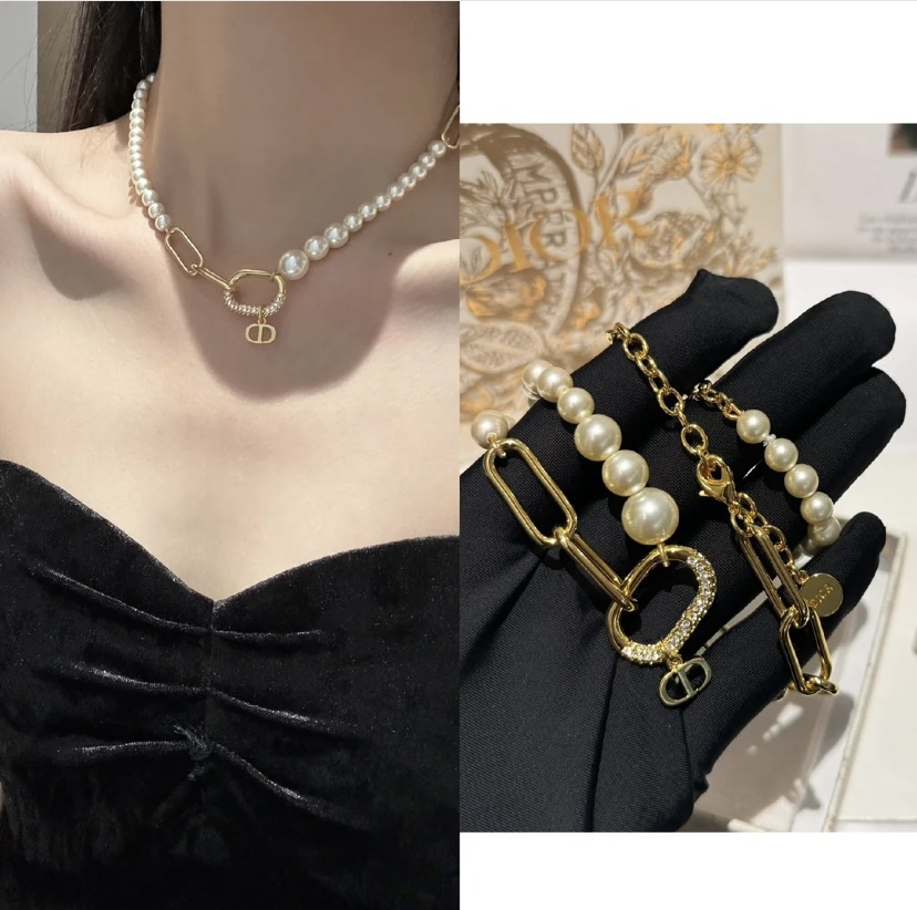  编码N938   
🛍DIOR项链热销款火爆上新🆕🆕🆕
😎迪奥CD珍珠链条⛓️拼接项链
🧐珍珠与链条的