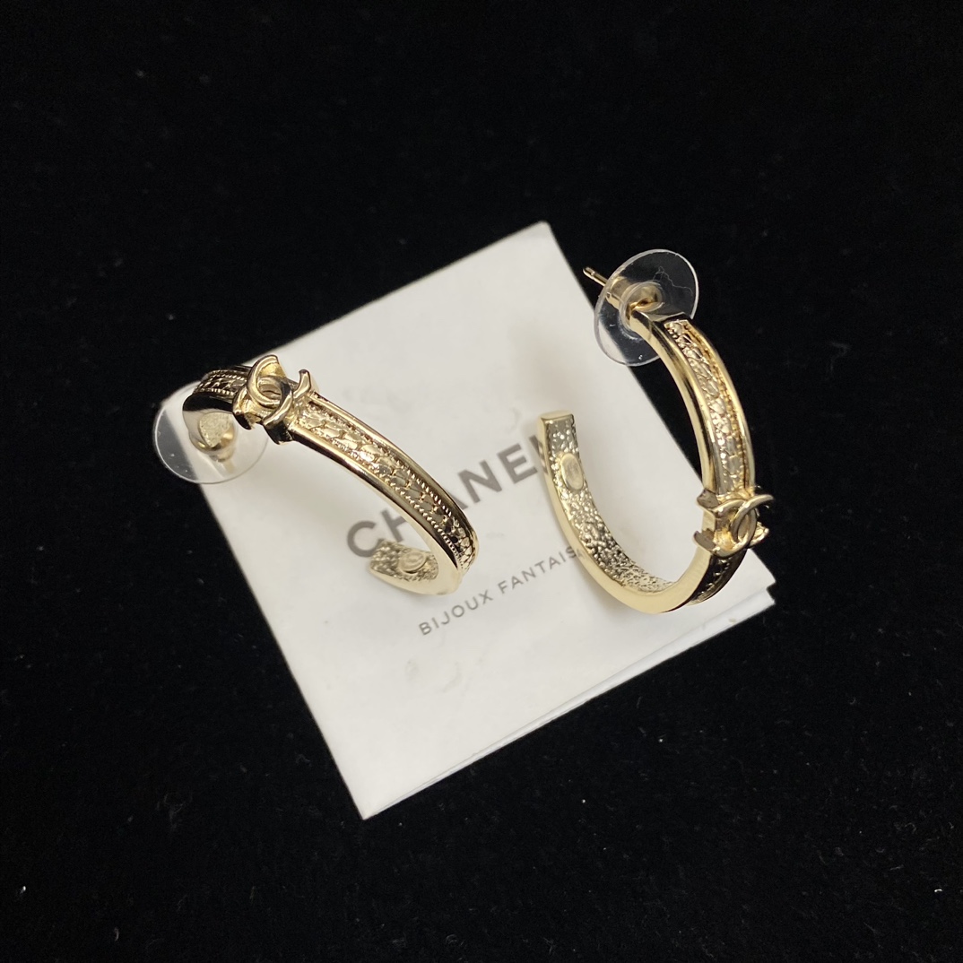💰85
𝐂𝐡𝐚𝐧𝐞𝐥 24B蛇骨耳圈